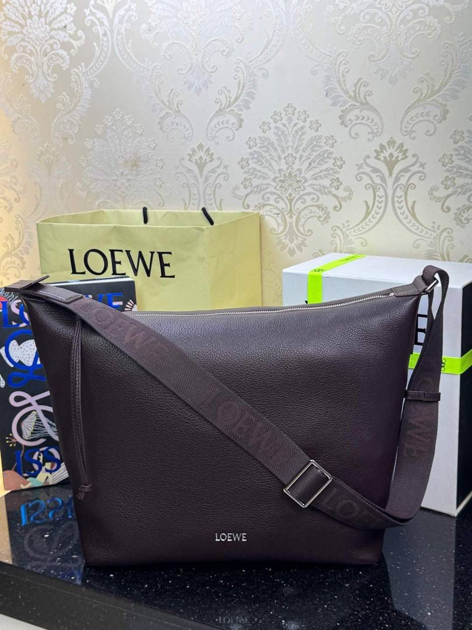 *𝐂𝐮𝐛𝐢 🍓2025最新款 大号斜挎包😎 尺寸:𝟒𝟒-𝟏𝟖-𝟑𝟎cm 编码:062353朱砂红 宽敞且柔软的cubi手袋，粒面牛皮柔软细腻，可任意折叠体形，配有Anagram刺绣提花肩带。 肩带可调节，可斜挎或侧背，拉链封口，绒面内里，内里可置放13/14寸笔记本电脑~