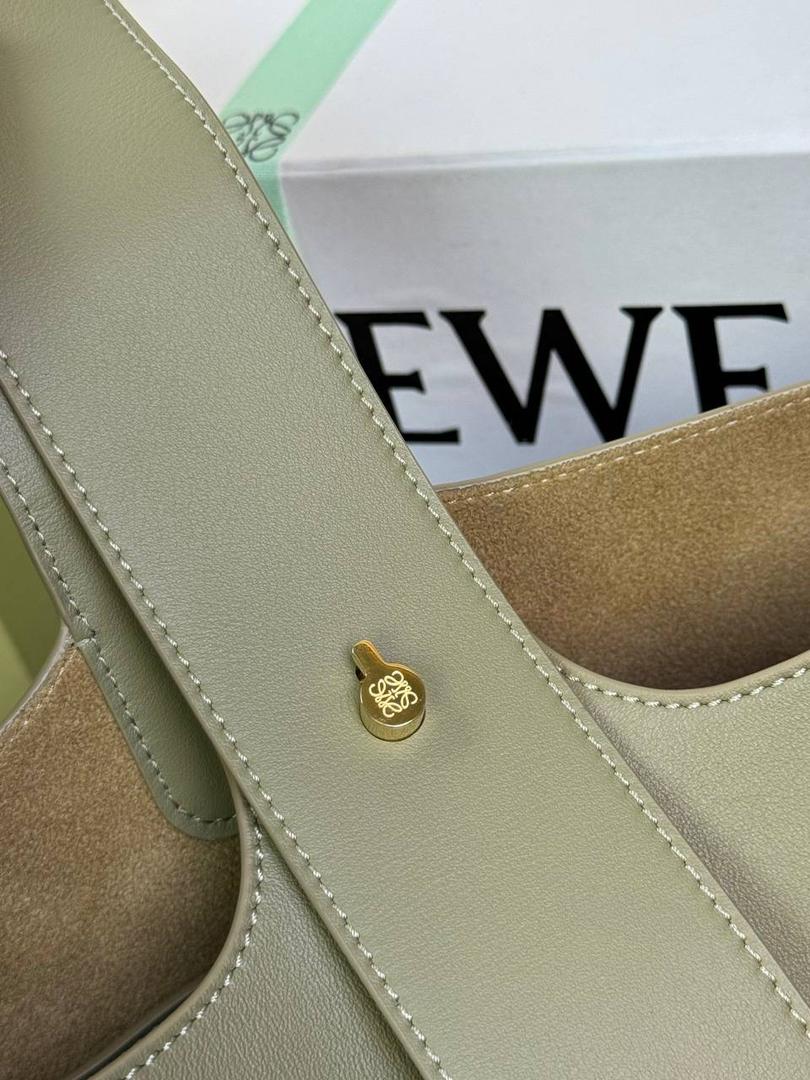 24𝙨𝙨 𝙋𝙚𝙗𝙗𝙡𝙚 𝘽𝙪𝙘𝙠𝙚𝙩 「中号/桉树绿」 独家新款首发‼️‼️ 尺寸：𝟐𝟒.𝟓-𝟐𝟑.𝟓-𝟐𝟖cm 编码：062341 将最纯粹的简约线条与瞩目设计风格巧妙融合，造就别具一格的创新手袋。 标志性的Anagram雕刻五金兼具装饰和实用功能，🉑调节肩带长度适合多种背法，独特的扭曲结构与微妙的细节相得益彰。