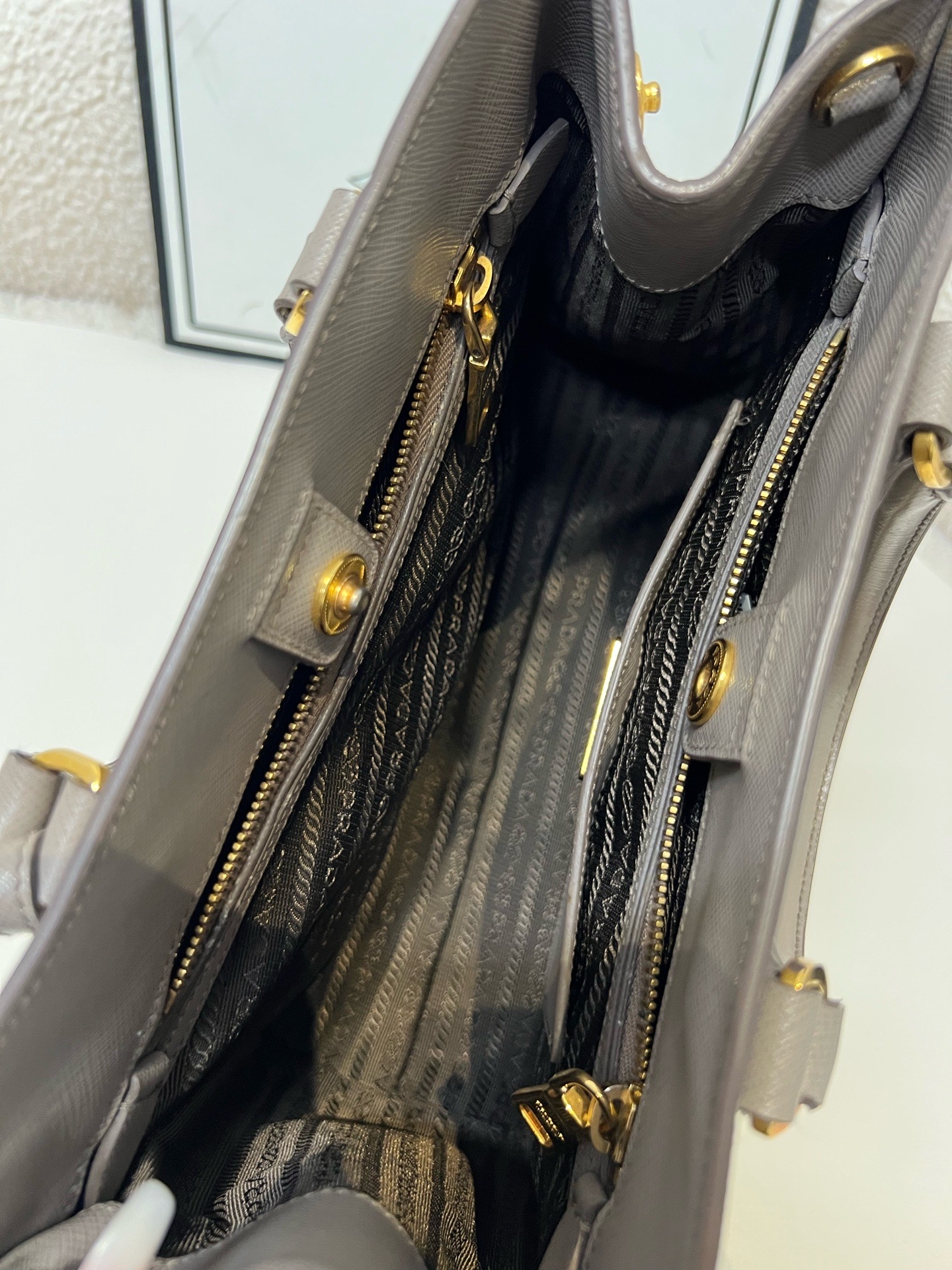 【預訂貨品】Prada 大象灰拼白色殺手包