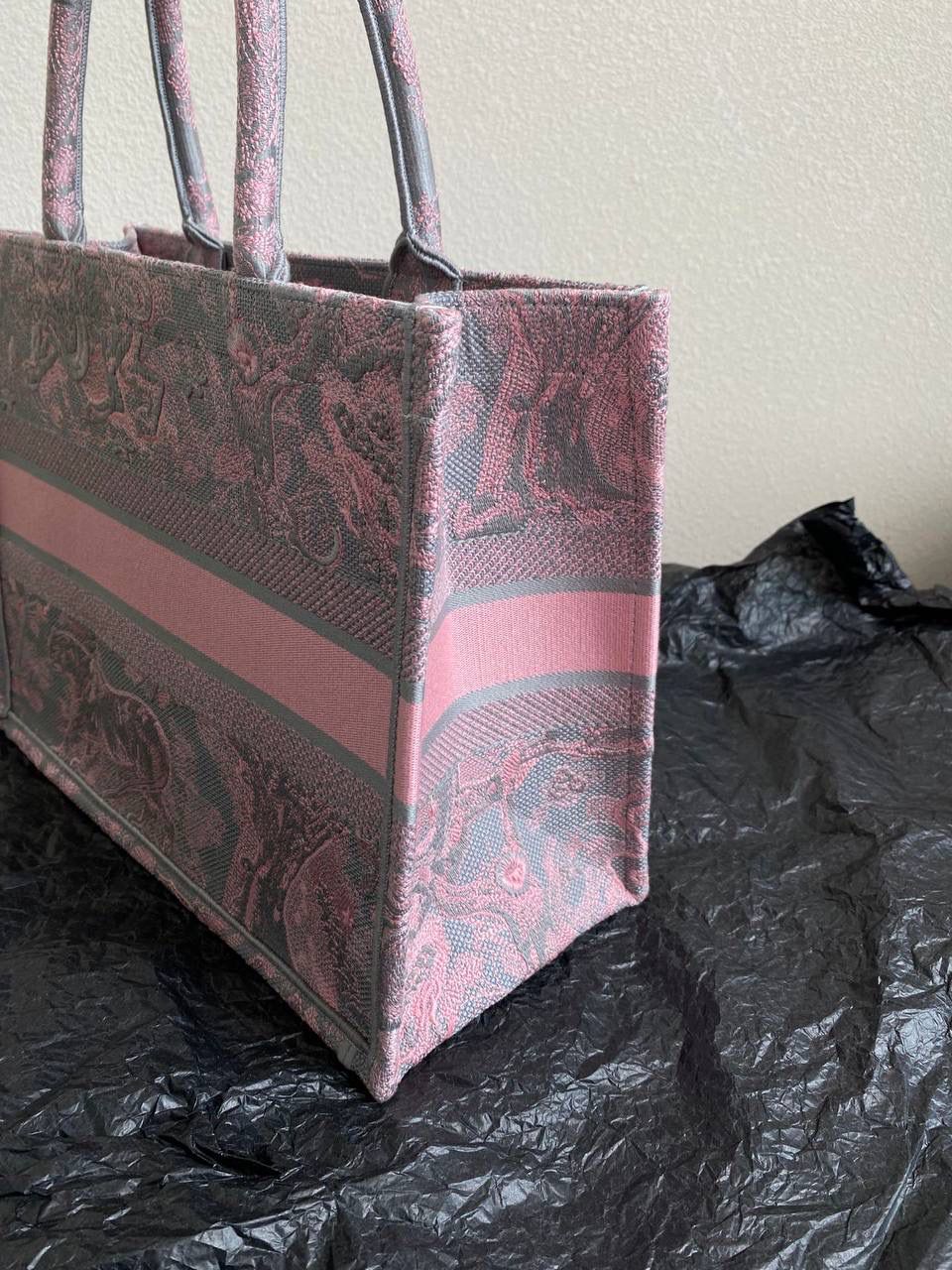 🈶粉灰老虎，中号 𝗖𝗗 𝗕𝗼𝗼𝗸 𝘁𝗼𝘁𝗲丛林系列购物袋 全手工立体刺绣 凹凸有致 浓厚的复古艺术气息简直是行走的艺术品 💐🎀 超大容量更是吹爆它 特别适合想把整个家带出门的姑娘 妈咪袋 公文包 旅行出游好帮手 时髦精凹造型必须拥有🤟🏻 36×27×16cm