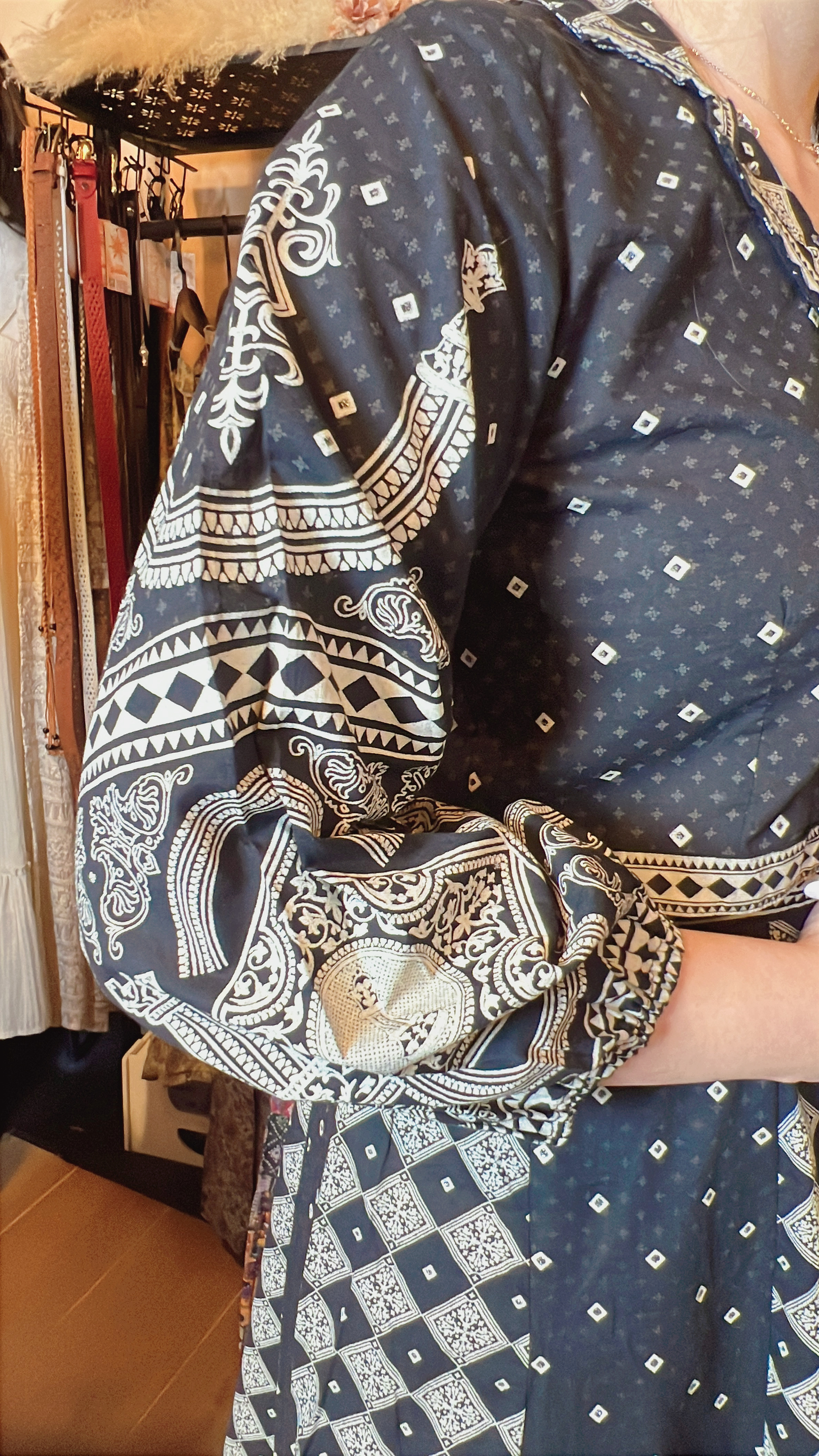 1052 Black & White V-Neck Mid-sleeve Top #1052