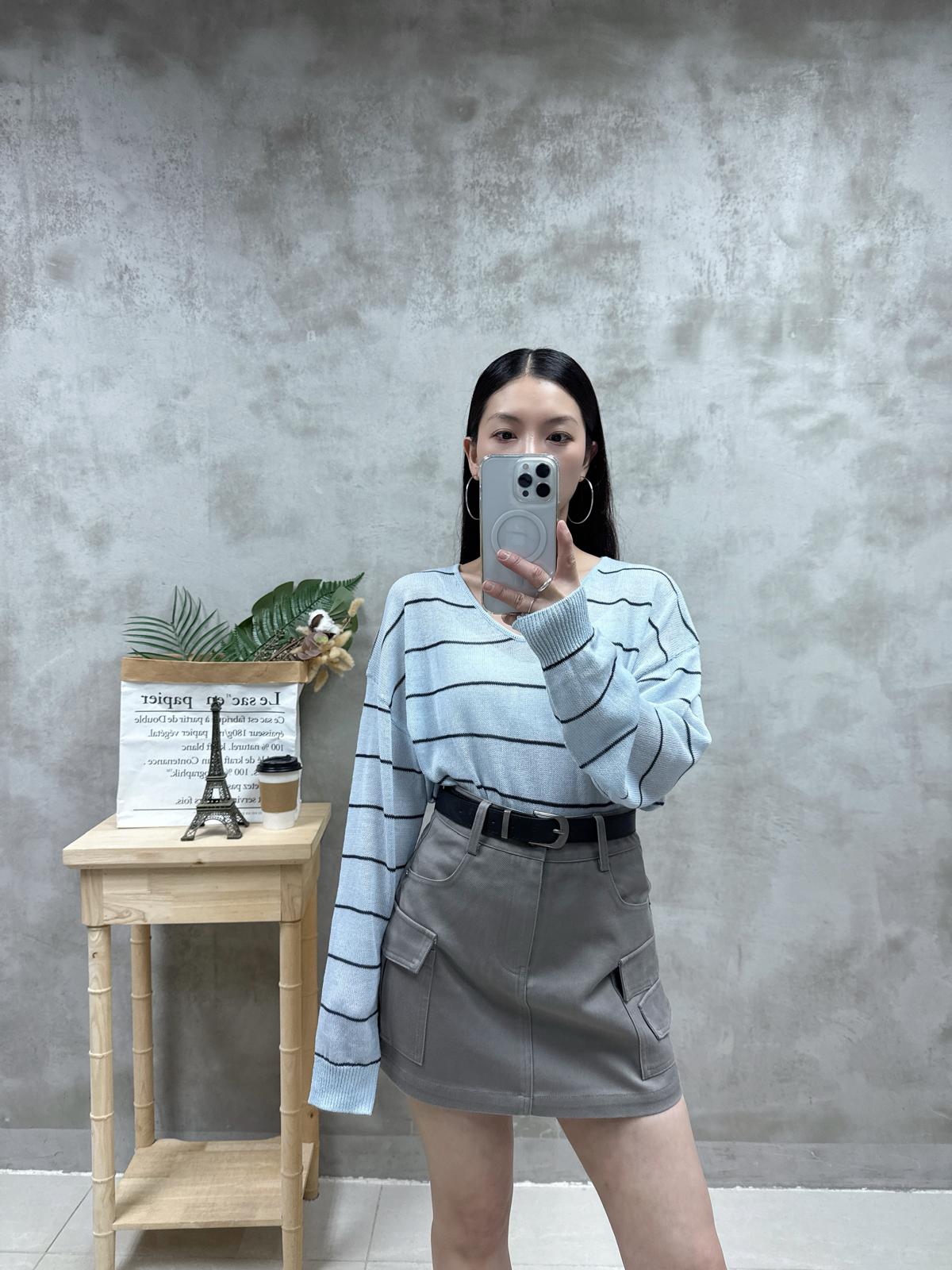 D07 V領橫間薄線Top