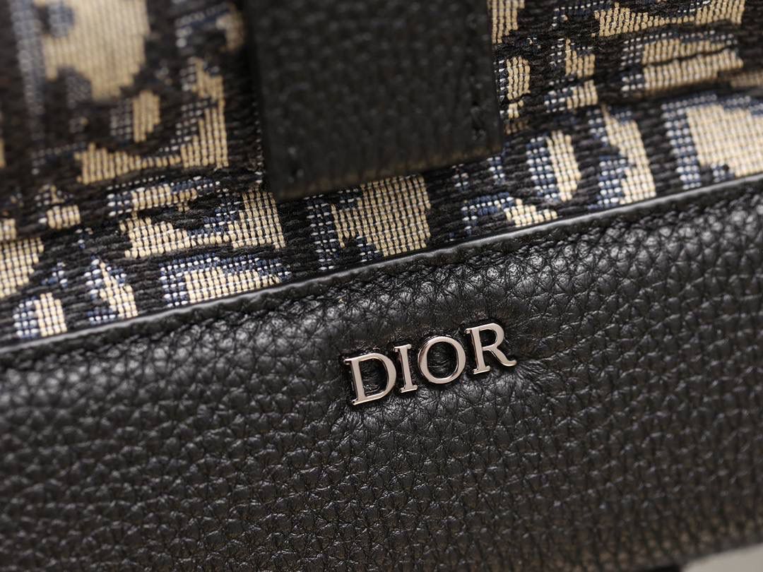 DIOR EXPLORER 双肩背包👜💕 米色和黑色 Oblique 印花 采用米色和黑色提花面料精心制作，饰以 Oblique 印花和黑色粒面牛皮革，侧面“DIOR”皮革补丁别具一格。 宽大的主隔层，搭配带有铝扣的加垫正面翻盖口袋和两个侧面口袋，更显精致。 搭配加垫肩带和金属环，便于悬挂钥匙或 D-Touch 手拿包，可与各式休闲单品搭配，作为造型的点睛之笔。 尺码信息尺寸：30 x 42 x 14.5 厘米 主隔层可收纳 15 英寸笔记本电脑、文件和平板电脑 侧面口袋可收纳一部 iPhone 13 Pro Max 手机