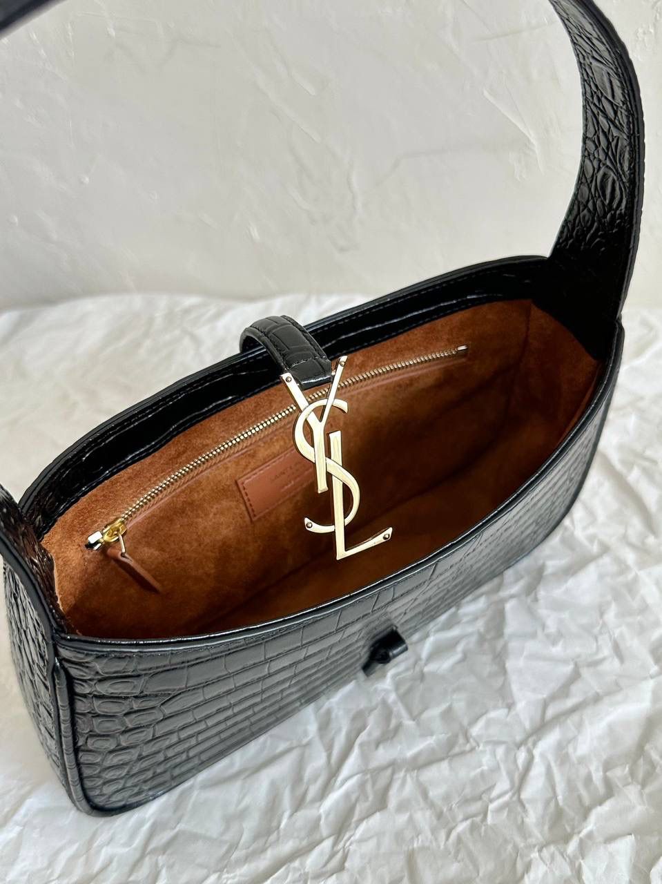 ys1 le5à7 光滑牛皮腋下包鳄鱼纹🐊 没找到他们家出的包包越来越极简主义 线条流畅，没有一丝一毫多余的废话 包身正面的一个logo说明一切 能留下来的都是这种简单款 日常最好搭配的也是这种 头层牛皮不仅光滑 皮感摸起来还有一点点韧度 内里搭配了我最爱的麂皮 真的是里里外外都非常打动人🖤 我的私心强推！ 23×16×6.5cm651350m