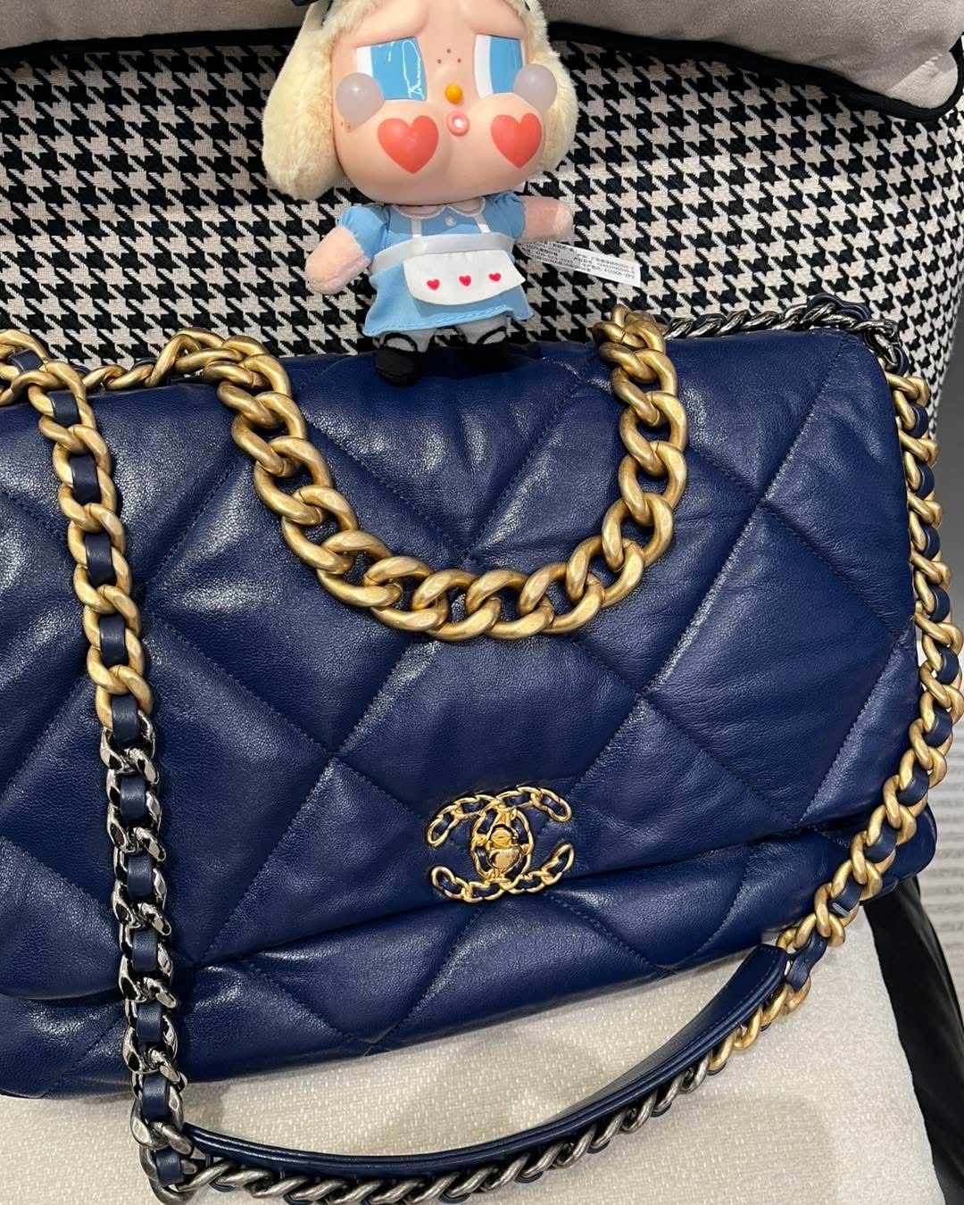 Chanel 19 maxi flap bag  100%Authentic,98%new  ✅30 card ✅dust bag