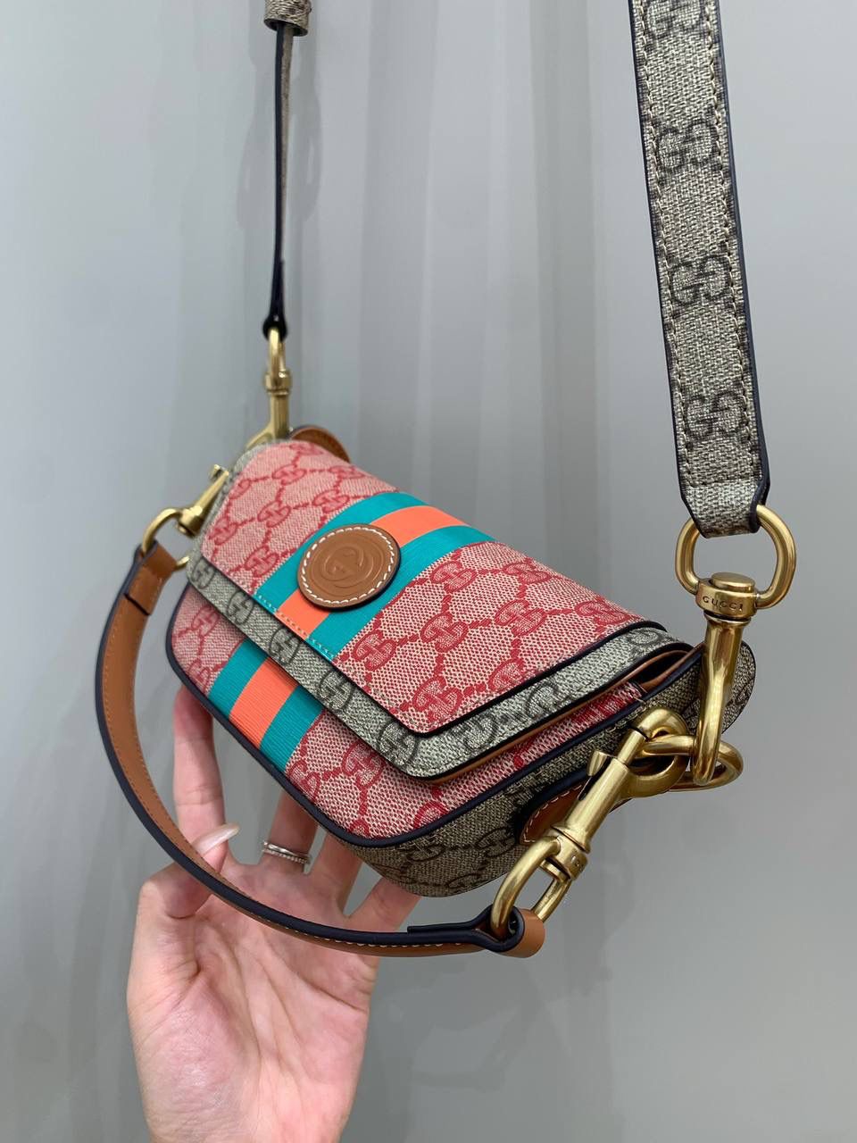 新背景实拍正品级 。👜🔥 夏日多巴胺，我的快乐又回来了！ 整个元素真的是妥妥的中国风， 中国限定款，看这元素就被折服了， 能把多巴胺这么玩的也只有品牌爸爸了， 搭配衣服非常出片， 彩色元素一直都是拍照的最搭神器， 有了它的衬托，图片都是非常出彩！ 型号723762 尺寸18/10/4.5cm