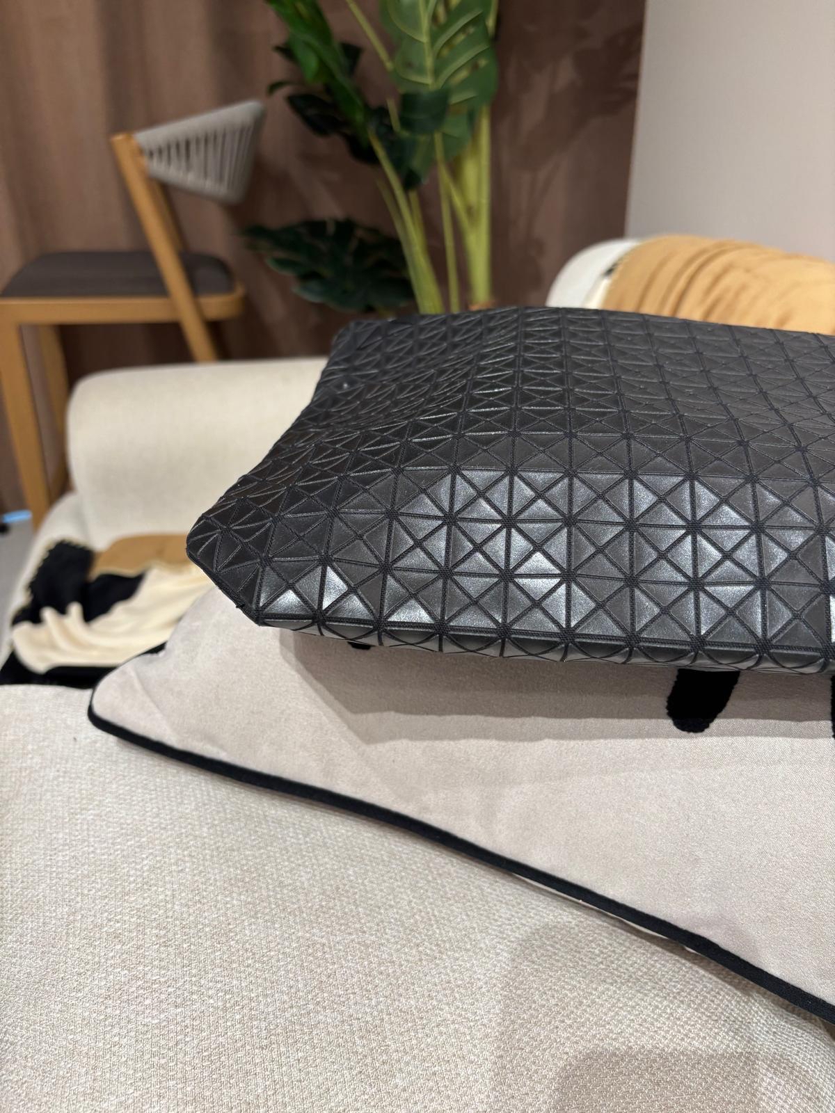 Issey miyake bao bao leather clutch bag pouch 100%Authentic ,98%new✅dust bag 