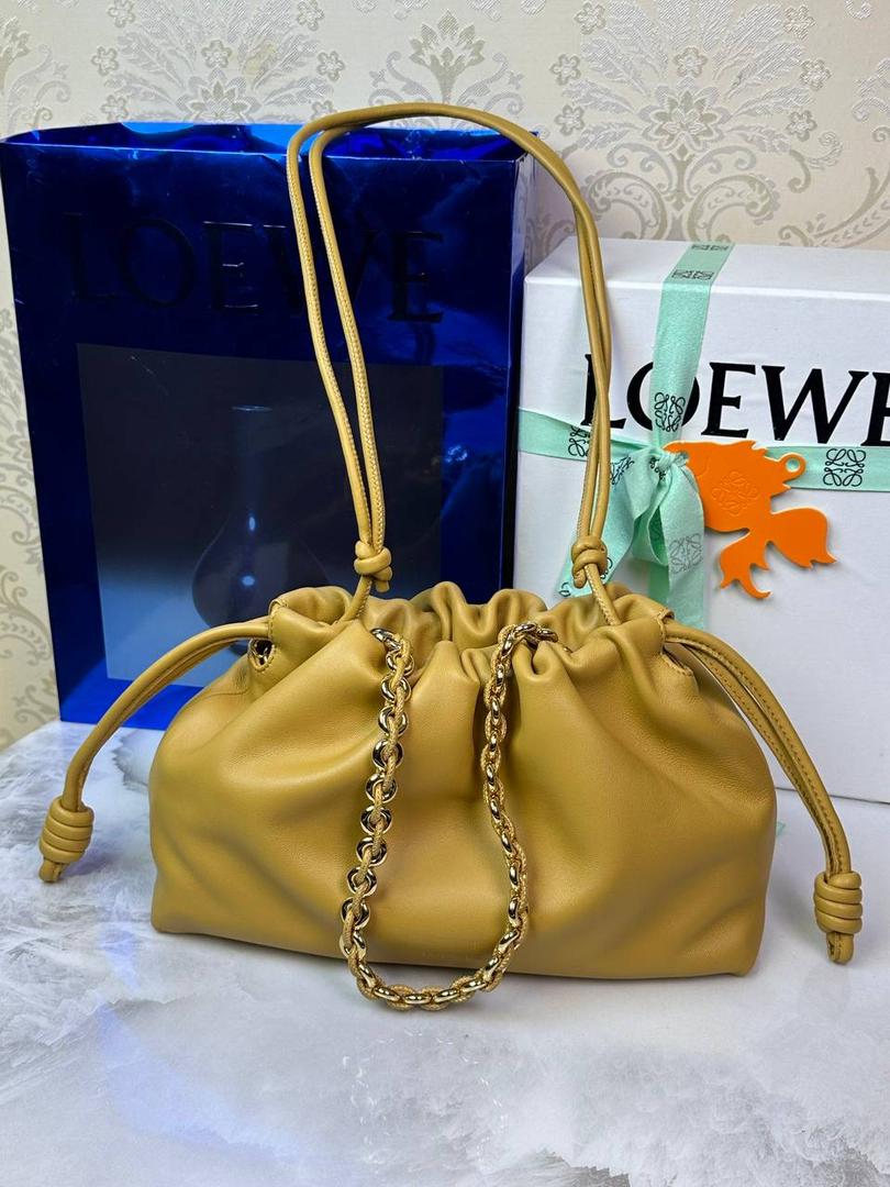 🎈中号链条款𝙁𝙡𝙖𝙢𝙚𝙣𝙘𝙤 𝙋𝙪𝙧𝙨𝙚羊皮 ——【沙漠黄】 尺寸：𝟯𝟬-𝟭𝟬.𝟓-𝟮𝟬𝐜𝐦 编码：012403 👉🏻延续福袋收缩绳褶皱设计，羊皮包身手感细腻柔软❤️ 👉🏻链条肩带➕皮肩带的双肩带设计，时尚百搭，给足了集美们多样化的选择。肩带可拆卸可调节，磁扣开合，正面烫金𝙇𝙤𝙜𝙤，呈现出高贵典雅的视觉感😍 👉🏻独家背景➕独家品质➕独家全套砖柜礼盒套装，市场高端品质皆在我手✌🏻