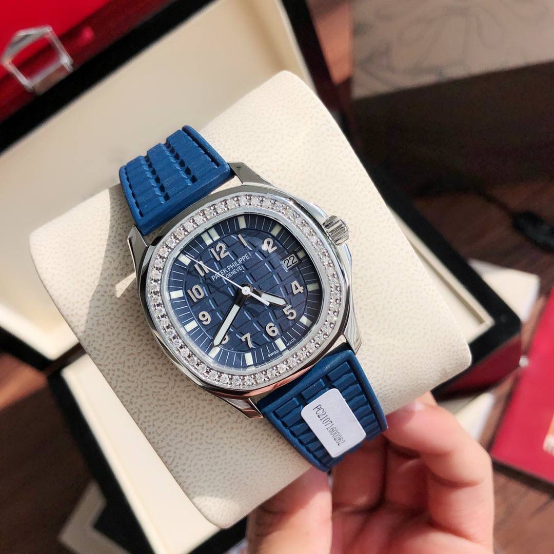 独家推出 新款百达斐丽AQUANAUT系列 专为女性设计！用最简约方式完美体现百达斐丽的精髓，融合了大胆的设计和正统的纯粹，这款腕表成为百达斐丽的旗舰产品之一！腕表完美尺寸35.6，进口精钢材质多重工艺精磨打造。原装一致厚度7.77cm。表盘镶嵌46颗 vs1.8真钻。约一克拉！ Gtc中国权威鉴定证书。百分百保证每一粒都是货真价实的真钻。可验可查询！💯💯
