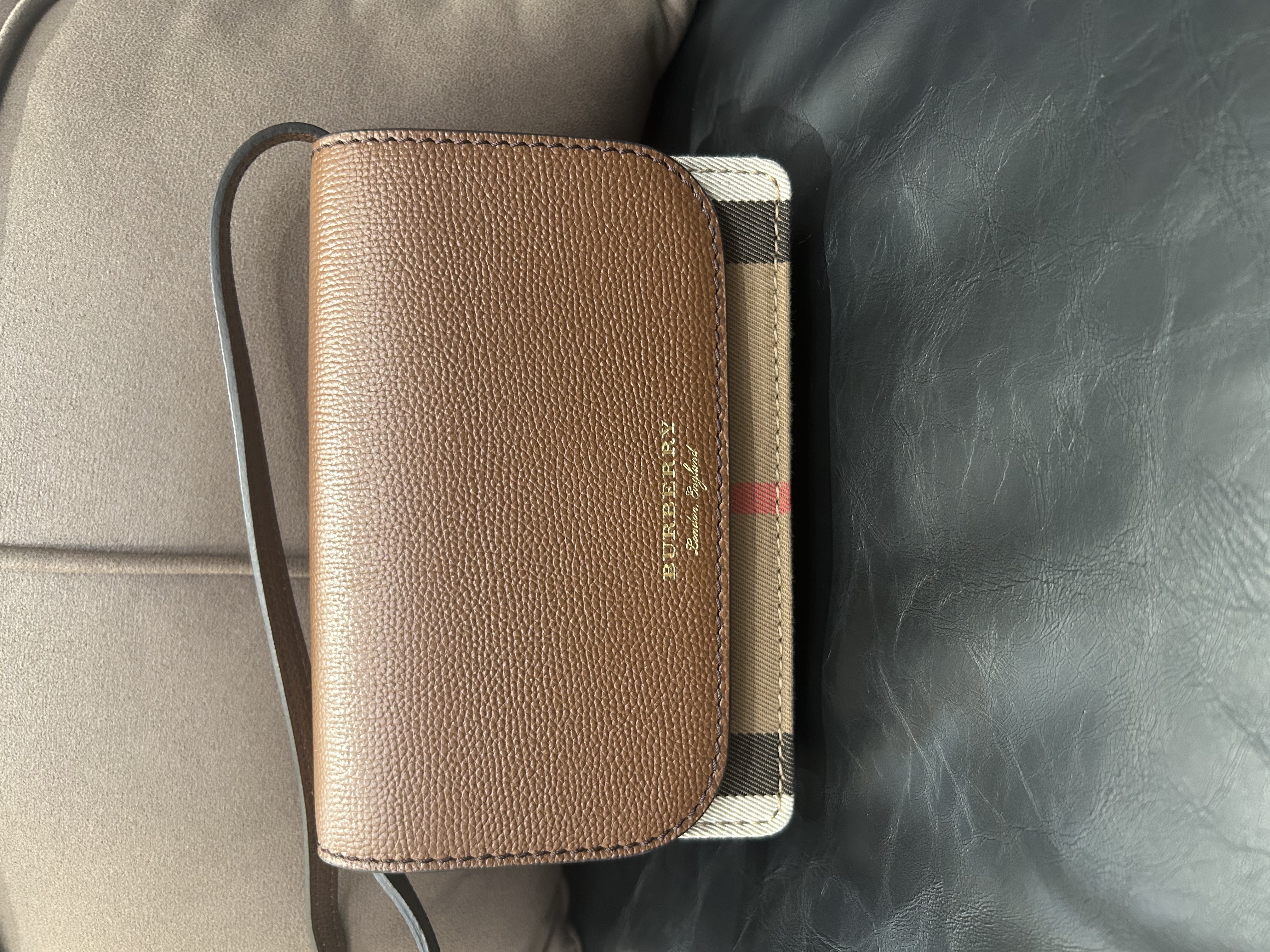 Burberry crossbody bag  100%Authentic,98%new ✅dust bag 