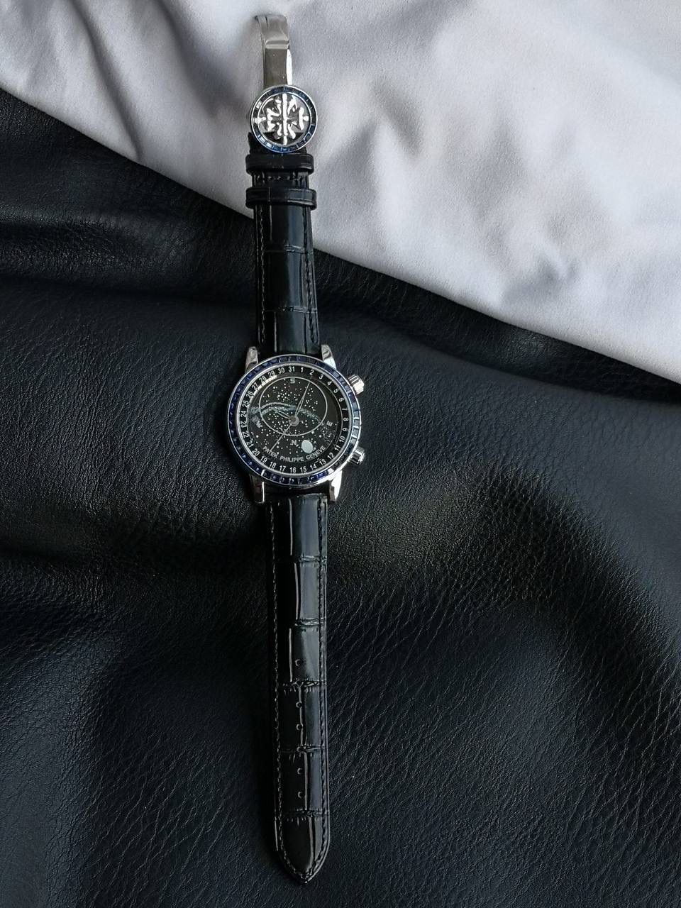 百达翡丽PP-6104G 日内瓦苍穹系列 市场顶级复刻神作震撼来袭！ 搭载原装进口miyota全自动机械机芯改制Cla.240机芯，搭配原装珍珠18K金自动锤，走时精准稳定，性能媲美正品；表圈镶嵌45颗璀璨宝石，表扣点缀28颗珍稀晶石，光影流转间尽显奢华质感；微拱形防眩目处理表镜，折射效果立体通透，让表盘细节清晰可见，质感再升一级💯💯