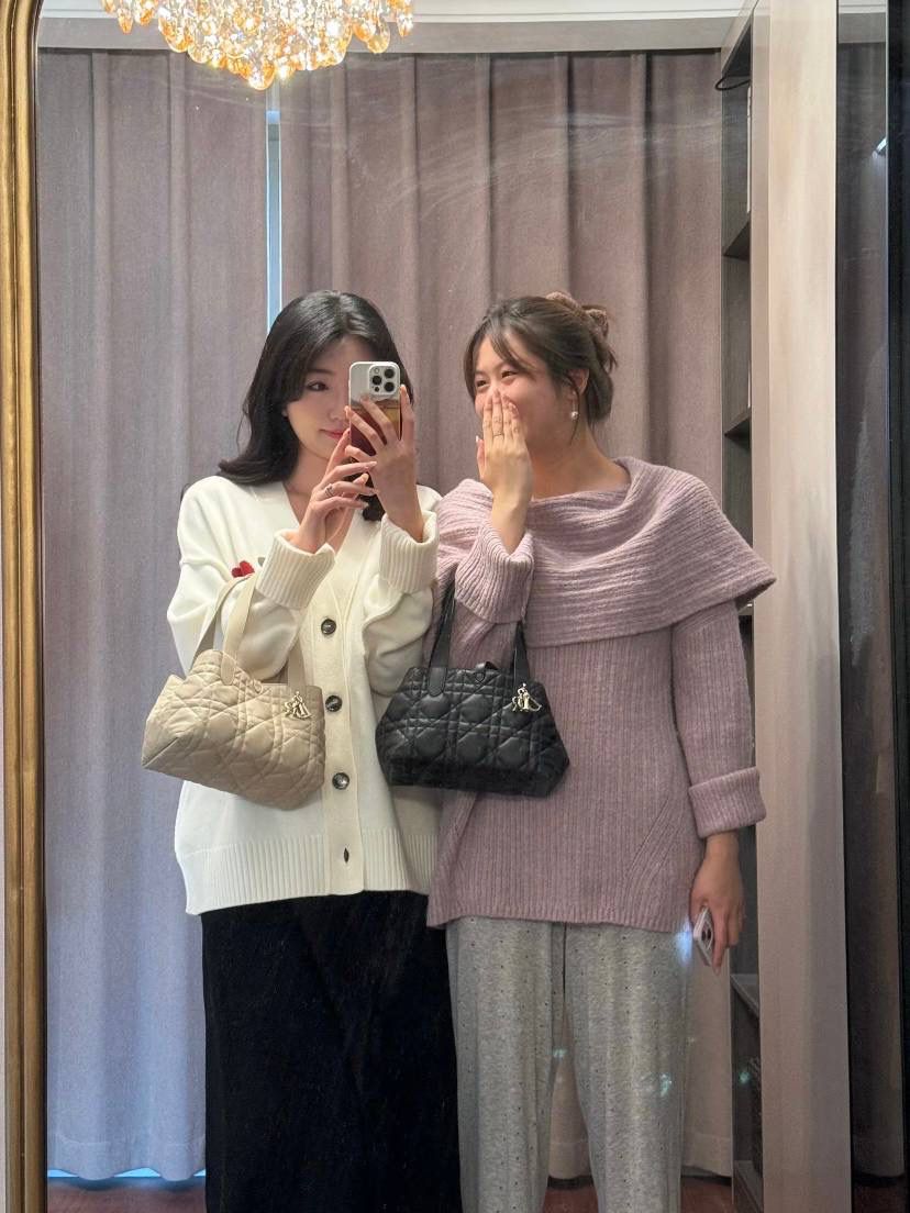 🈶胭脂米，小号 𝗗𝗜𝗢𝗥 𝗧𝗼𝘂𝗷𝗼𝘂𝗿𝘀横版 拒绝不了一点温柔的米色系 实在太好看了！很显气质 淡淡的色调，看着心情就很好 小号会更Q更嗲一些 实物蛮精致的！ 可以说目前喜爱度top☝🏻 23×15×15cm，#m1292m