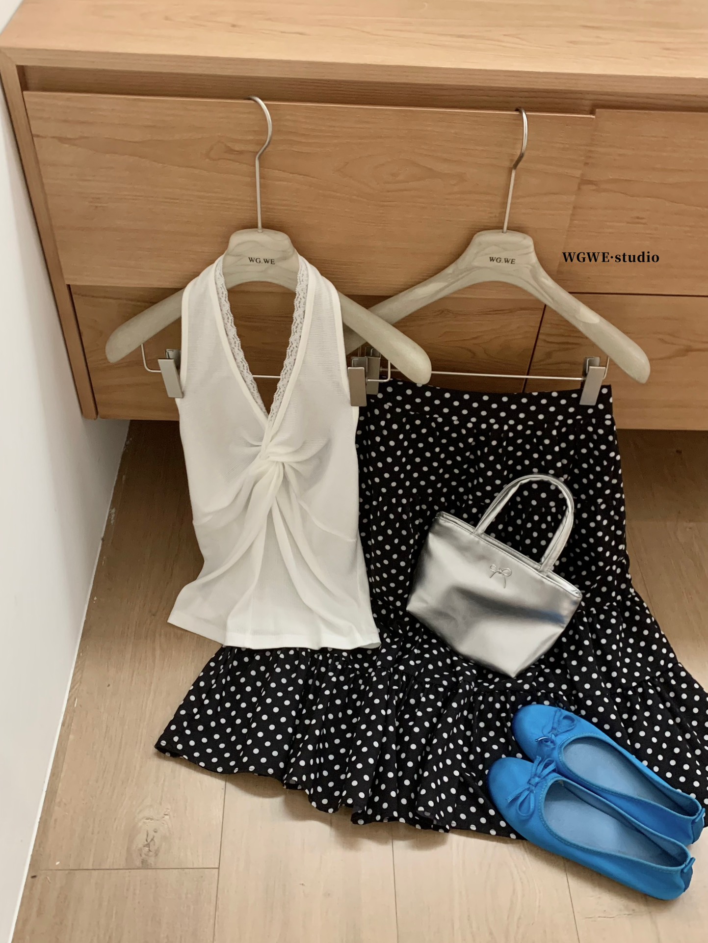 4604“ French Lace Halter Top”法式蕾丝扭结挂脖