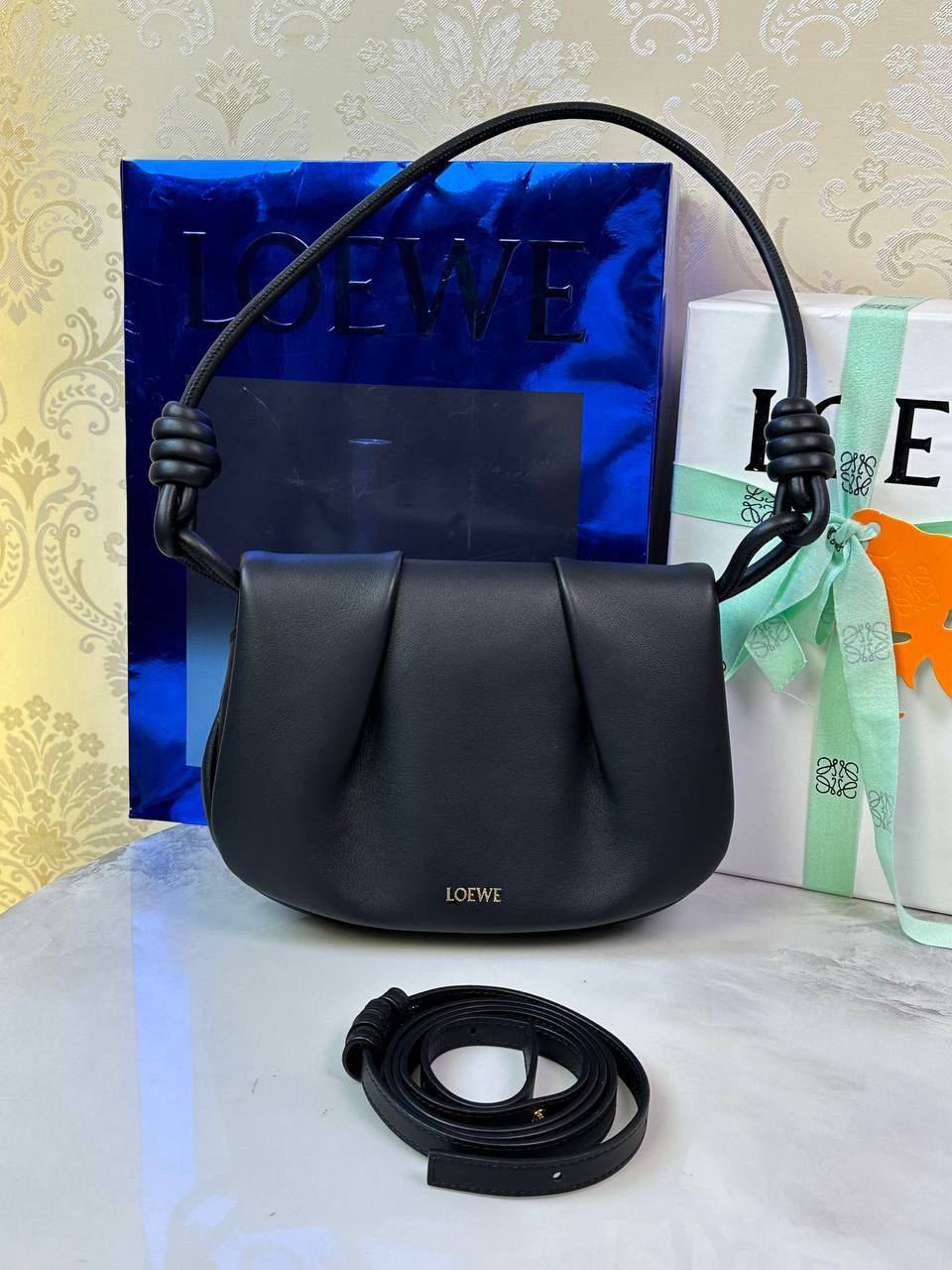 全新*𝙋𝙖𝙨𝙚𝙤 𝙨𝙖𝙩𝙘𝙝𝙚𝙡 手袋🛍️【黑色】 —— 朕品1w7➕😘 （字母链条需另外购买） 尺寸:𝟐𝟓-𝟏𝟕-𝟖𝐜𝐦 编码:062318 ✅做工精致，廓形简洁优雅，独特、柔软的褶襇结构，超轻盈构造，纳帕软牛皮革（里外全皮），顶部饰有flamenco螺旋绳结。 ✅配置双肩带，短手柄肩带可做腋下包不可拆卸，长肩带可肩背可斜挎可拆卸调节，磁扣开合设计，多种背法随心所欲❤