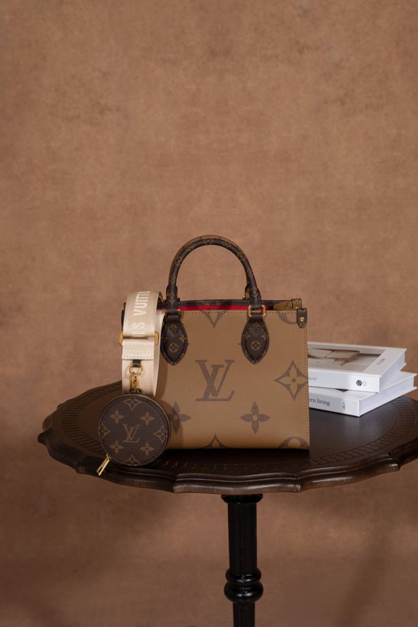LV Onthego🎀 Toron 手柄搭配有品牌字样的提花肩带，风格对比很特别～ 还贴心附上 可拆卸零钱包，放零钱或小东西刚刚好，设计真的很加分👍 ▪️尺寸 25 × 19 × 11.5cm▪️ 大小刚好，不会太大也不会太小，日常出门超适合。 好看又实用，真的要说一句：设计师很懂女生啦～ 😆 这是 2023 早春系列，独家品质，这一季真的一定要选它！ 小号手袋把 Monogram + Monogram Reverse 拼在一起，再加上 Monogram Giant 图案，整体超有时尚感，怎么看都高级✨