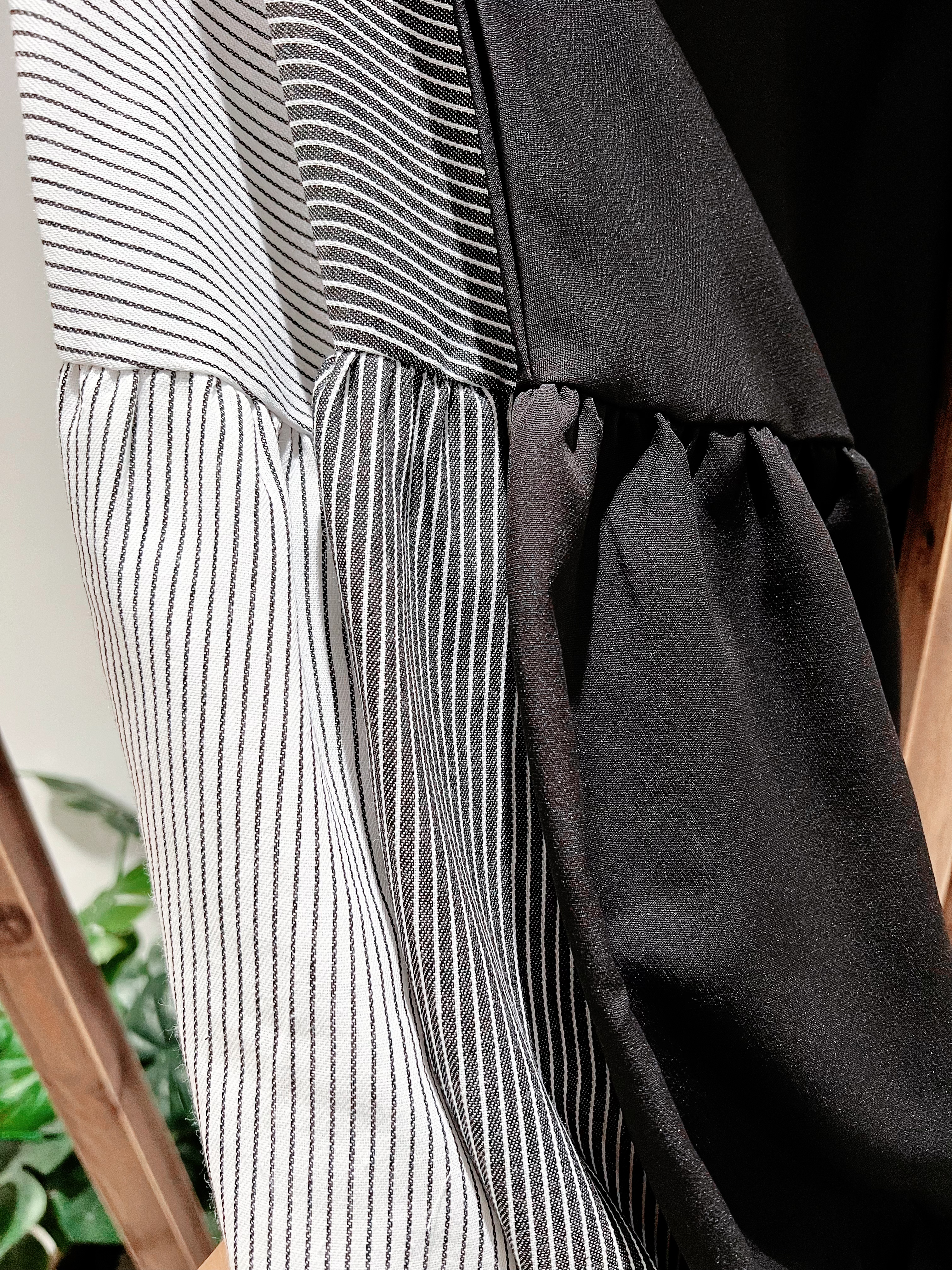 泡泡袖子斜肩條紋上衣(KR)[黑色]359937