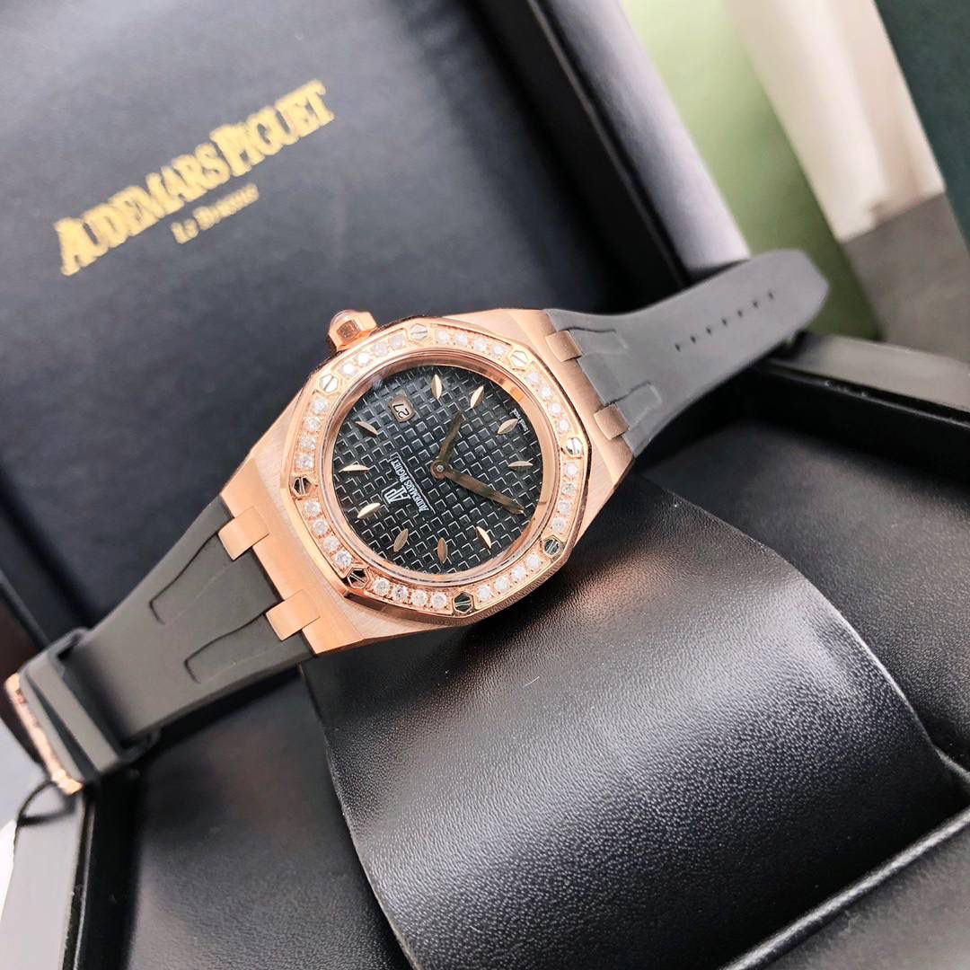 全网女神看过来😍😍这款爱彼女表才是最具有性价比的… 爱彼皇家橡树系列型号67601石英腕表，皇家橡树系列独有的八角形外观还拥有爱彼独特的设计风格也将女士优雅风格融入其中，深受女明星们的爱戴，即使只有33毫米的小尺寸，也将爱彼独有的纯净美感与刚毅线条展现的淋漓尽致💝💖💘而镶满钻石的表圈也为佩戴的女士增添了更多的柔美。（32颗1.6明亮式切割美钻，总重约0.65克拉）巴蒂镶嵌一枚半透明凸面蓝宝石，搭载瑞士进口石英机芯，拥有实用的日历显示功能，女士们佩戴起来不会显得沉重 ，配专柜最新全套包装发货！这种货一般数量不是很多哦