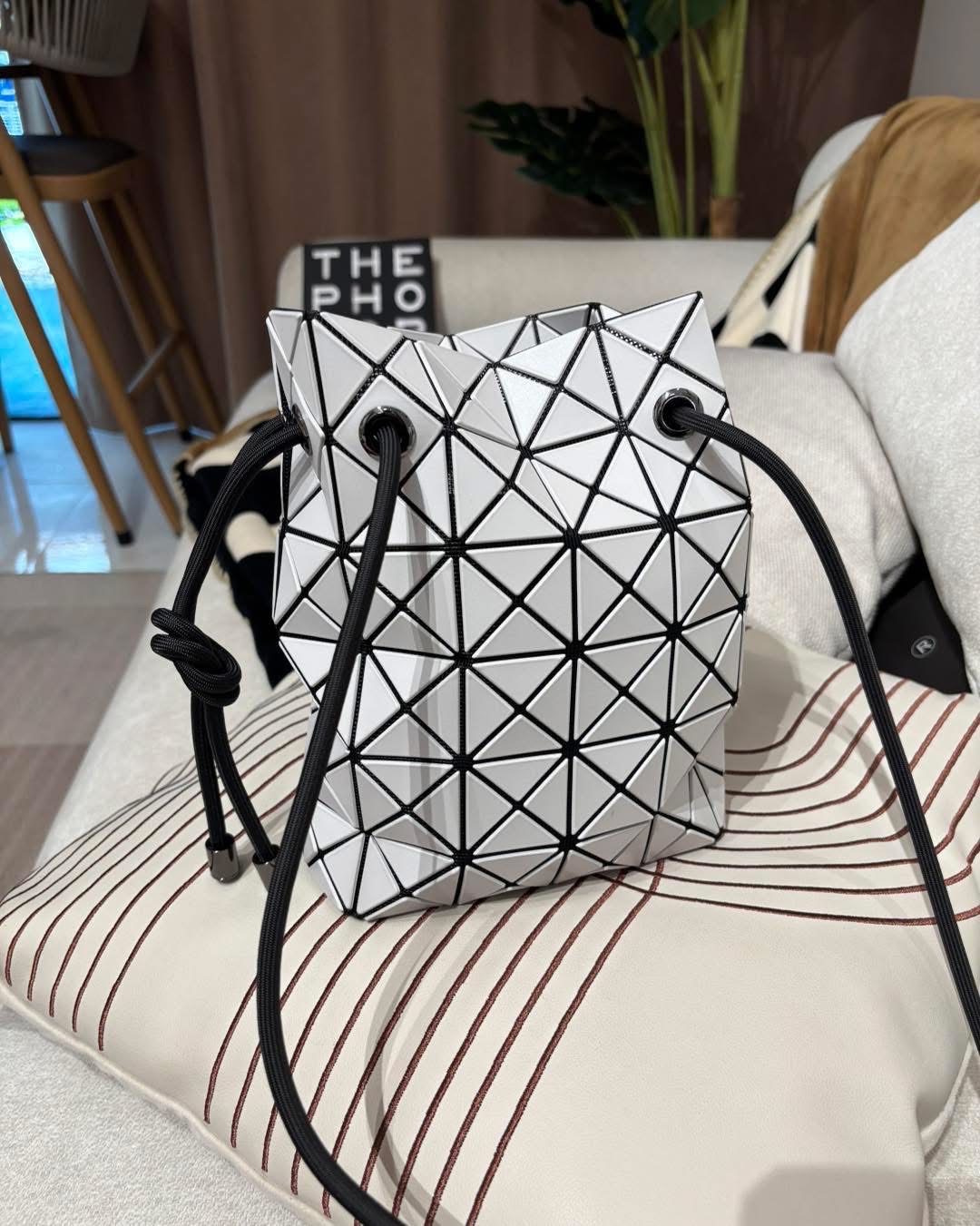 ISSEY MIYAKE Bao Bao Shoulder Bag  100%Authentic,98%new ✅收據✅dust bag