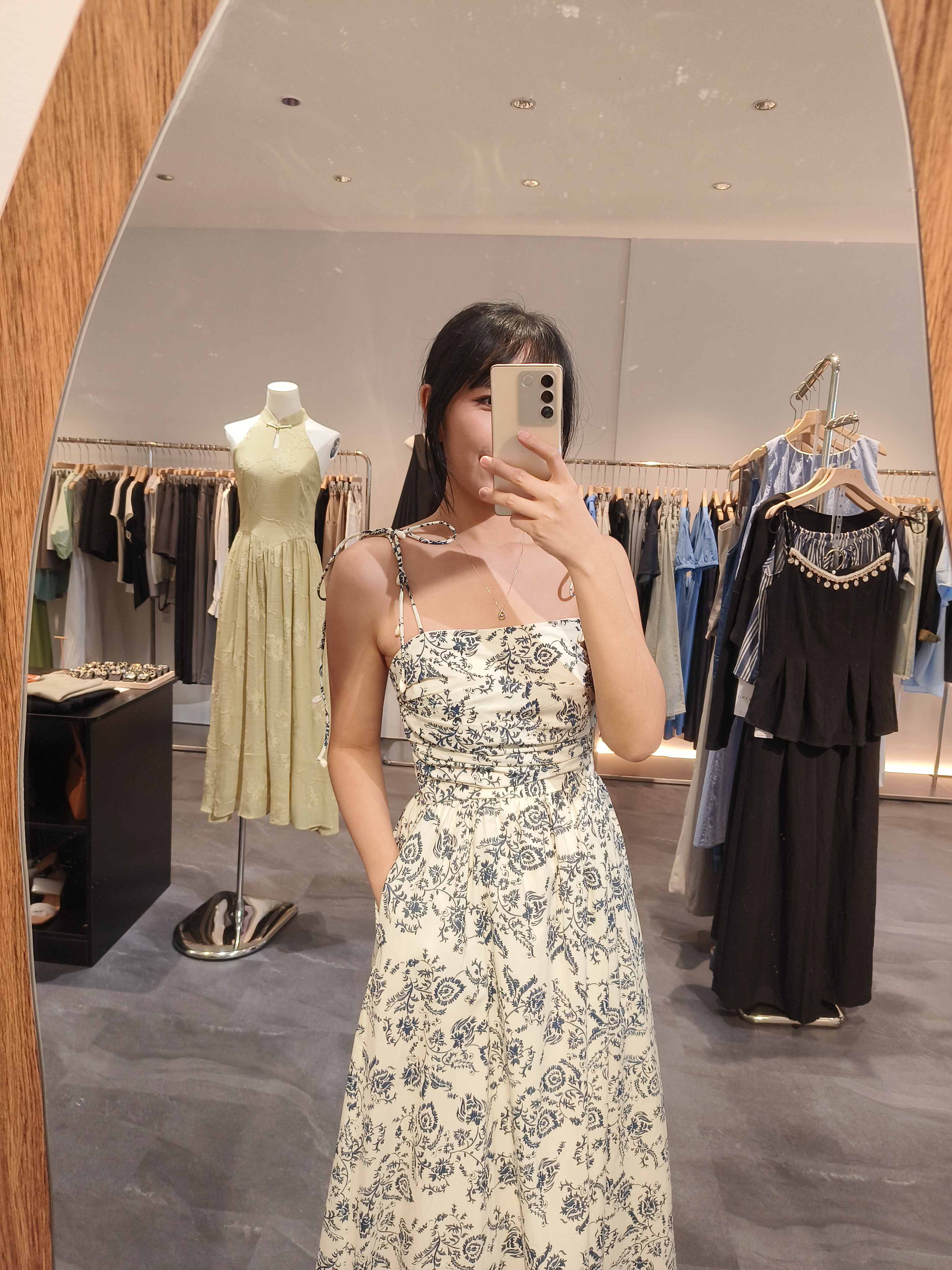 蓝色印花吊带裙