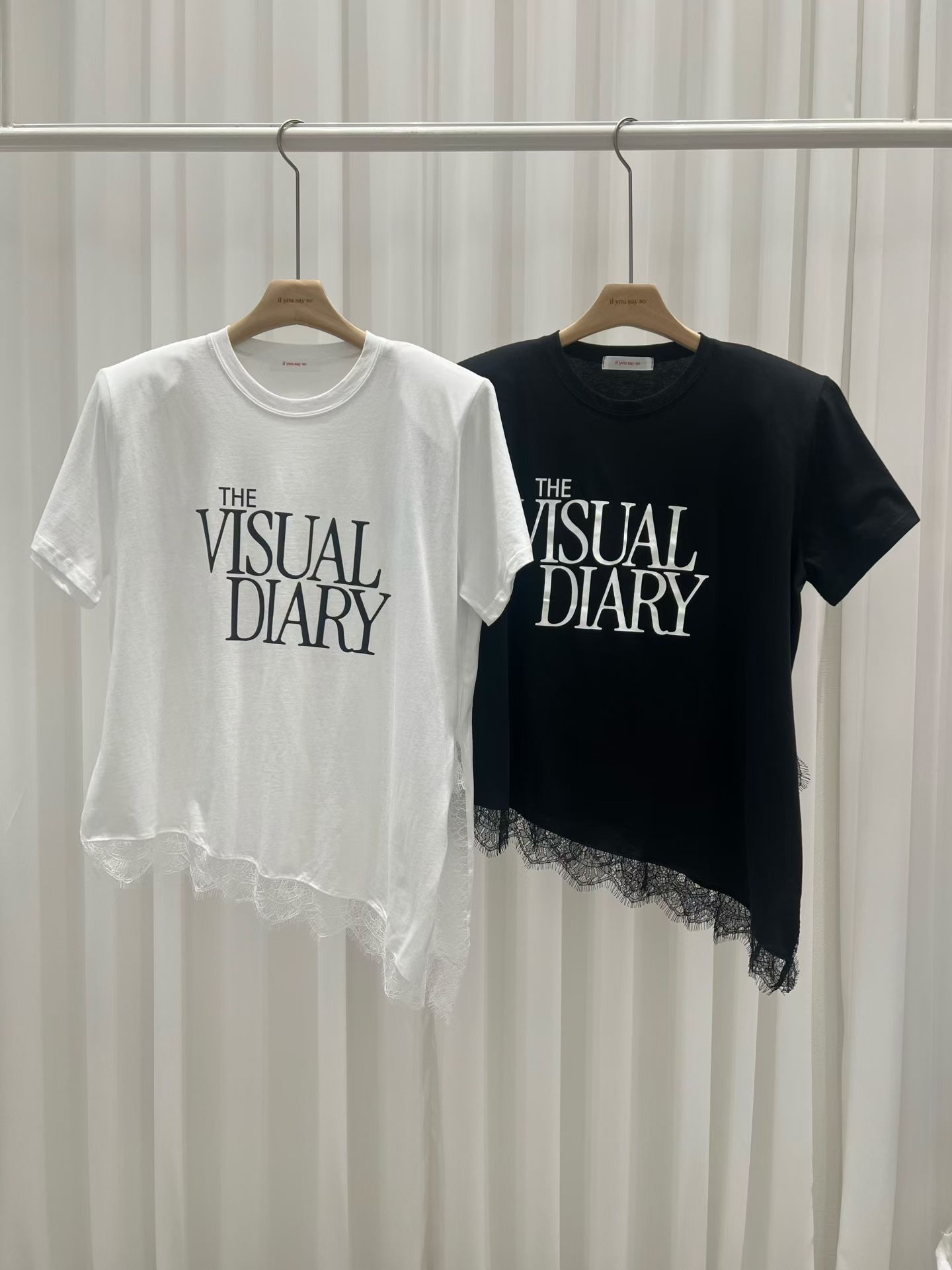 Lace 斜腳字母Tee