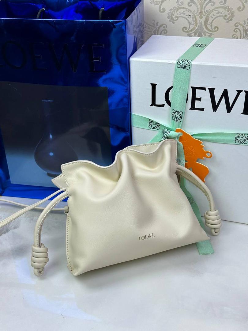 全新升级—𝙁𝙡𝙖𝙢𝙚𝙣𝙘𝙤出货啦✅ ❤️升级版福袋正面新增品牌烫金𝙇𝙤𝙜𝙤代替压印𝙇𝙤𝙜𝙤，肩带加宽同时增加两侧狗扣五金代替原本皮穿扣肩带，精致又便捷🥰 ❤️独家定制皮料五金，小牛皮皮质手感十分柔软且耐用，肩带🉑拆卸🉑调节，多种背法任你选择，容量超大，日常出行必备😍 ❤️独家品控，完全对版细节，全套礼盒🎁包装给你满满的仪式感🥰 迷你尺寸：𝟮𝟯.𝟵-𝟭𝟴-𝟵𝗰𝗺 款号：052030安哥拉白