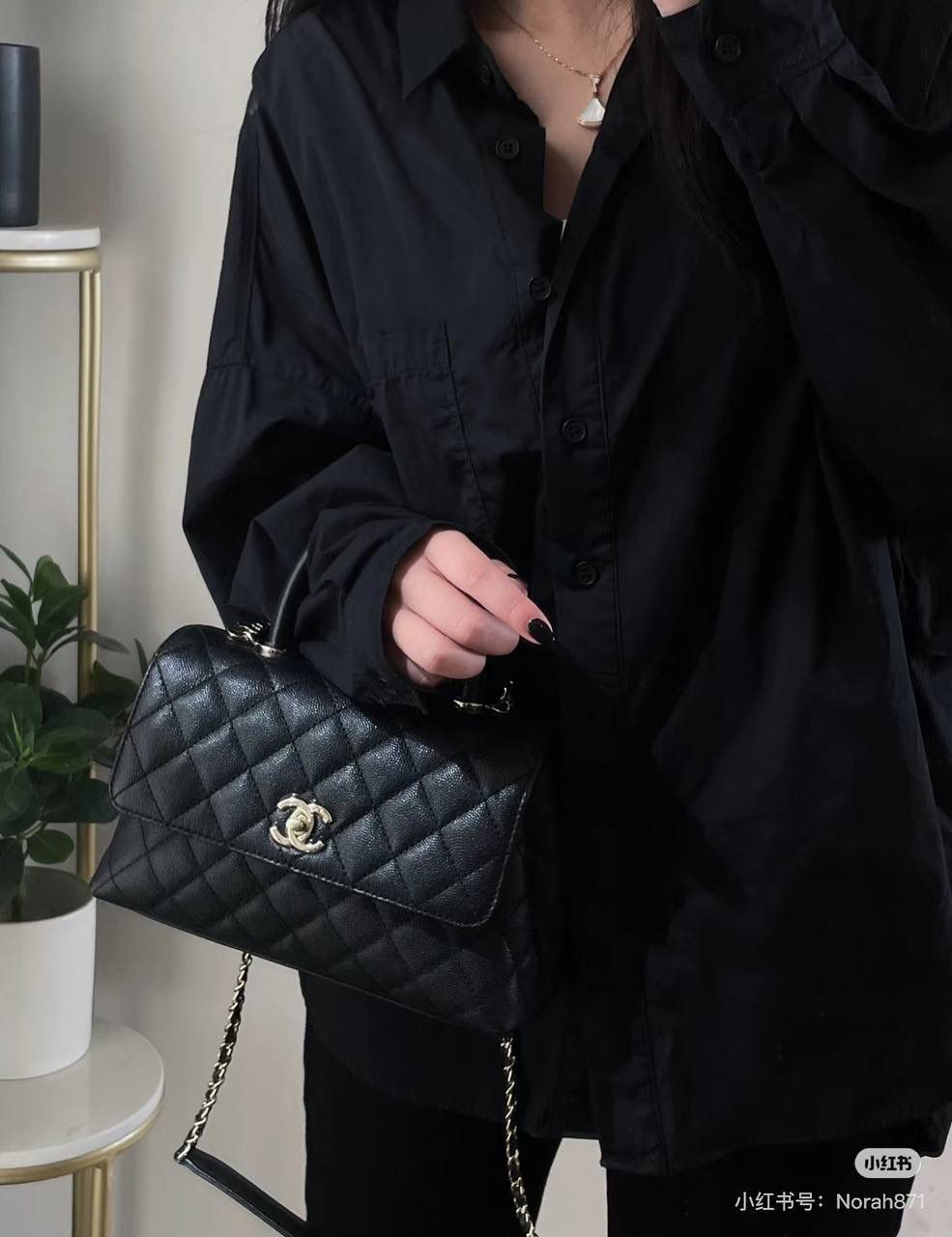 Coco Handle小號鑒定版👜 一包一碼 支持全球鑒定查驗身份證原廠專G Hass皮料過關清單資料可査詢 Coco Handle從1983年誕生到現在，銷量一直穩居榜首。 圓形手柄配上單肩鏈條，是這個包最出彩部分，背在身上優雅，提在手上復古，包多個隔層口袋設計，很人性化！ 五金：全鋼淺金扣 皮料：Hass原廠小球牛皮 尺寸：14*24*10cm