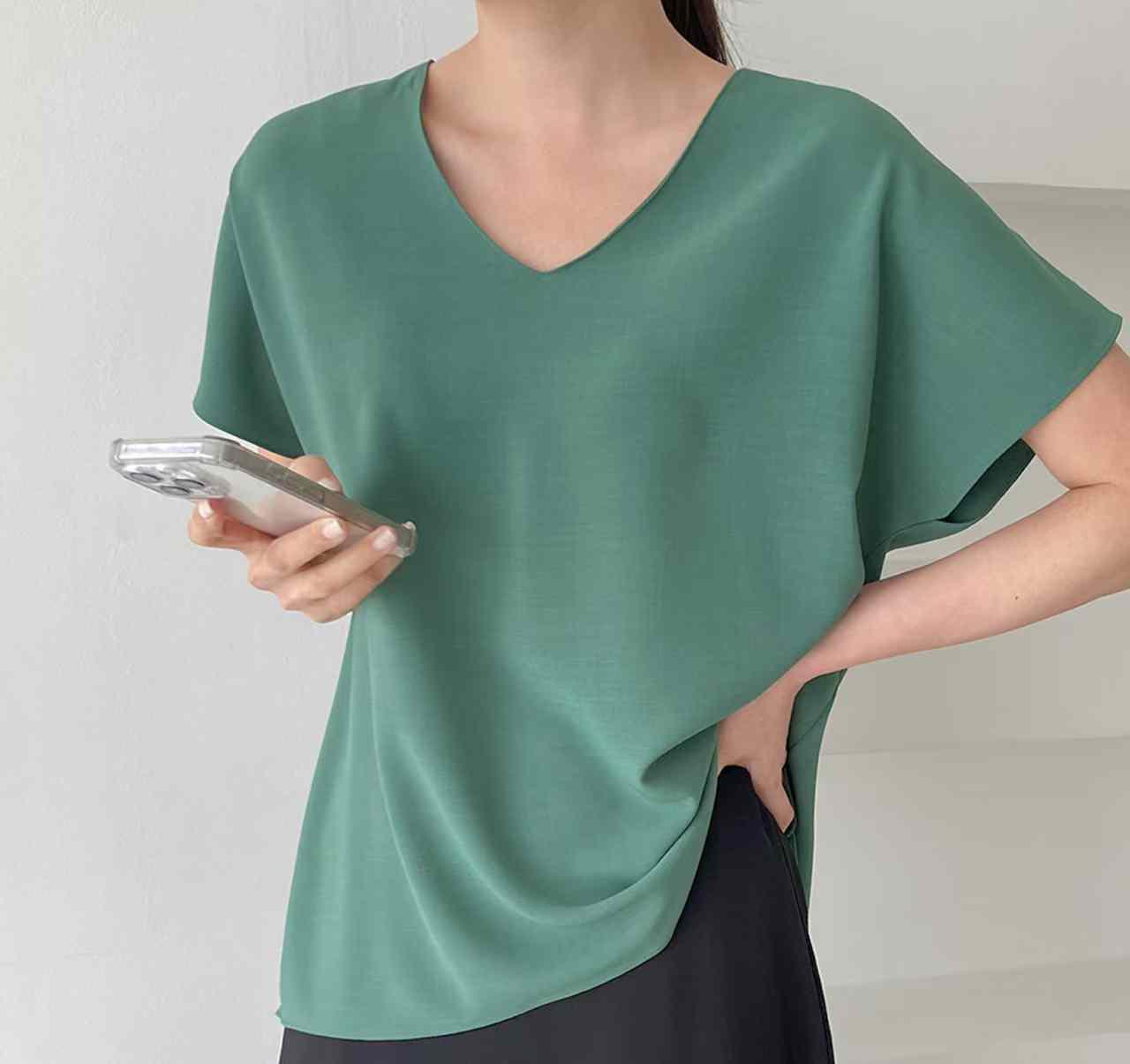 Lightweight V-Neck Short Sleeve Top ‖ 轻盈简约V领短袖上衣KR0153371