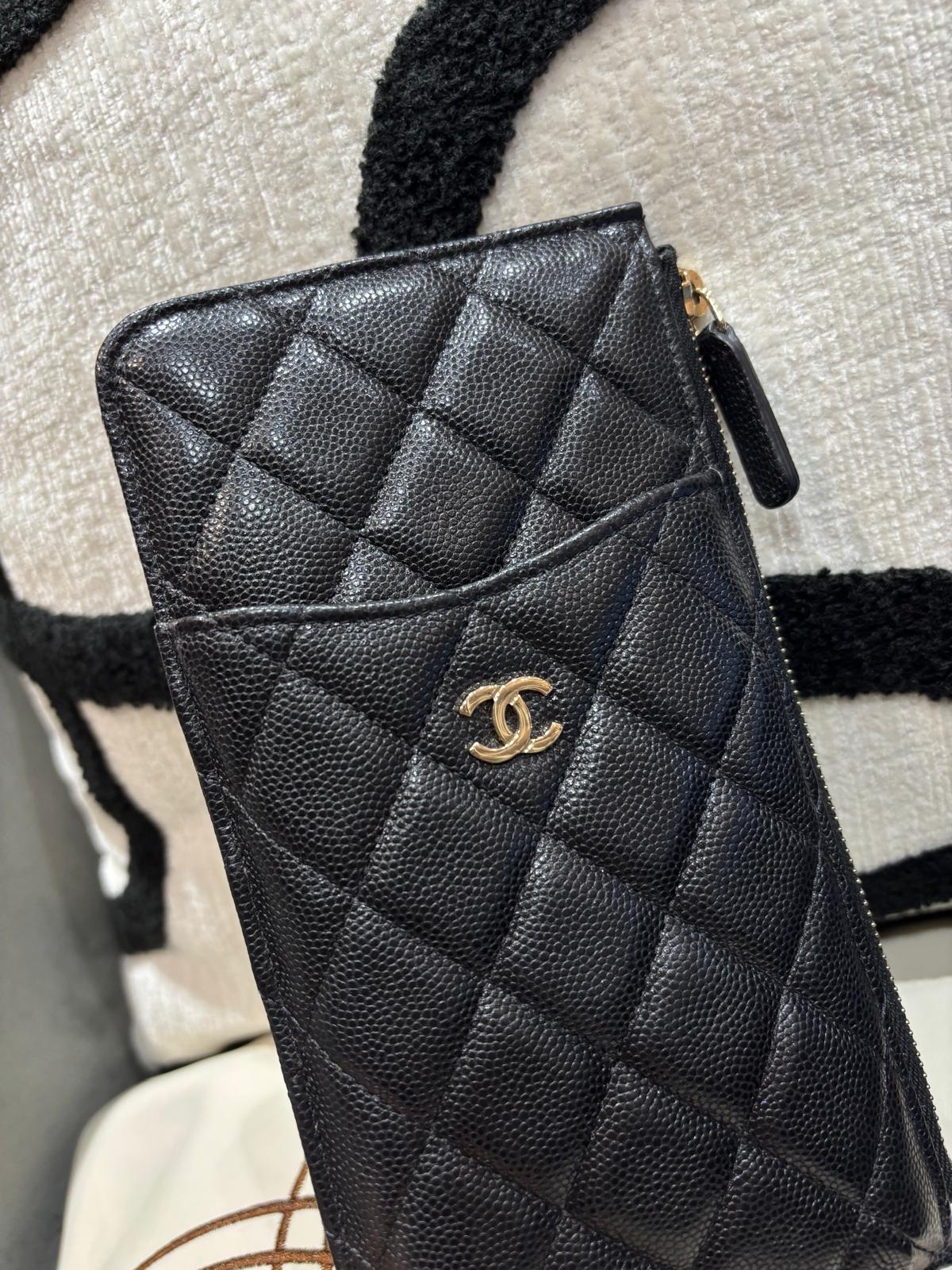 Chanel zip wallet phone pouch 黑色荔枝牛皮金扣 100%Authentic,98%new✅card ✅dust bag 