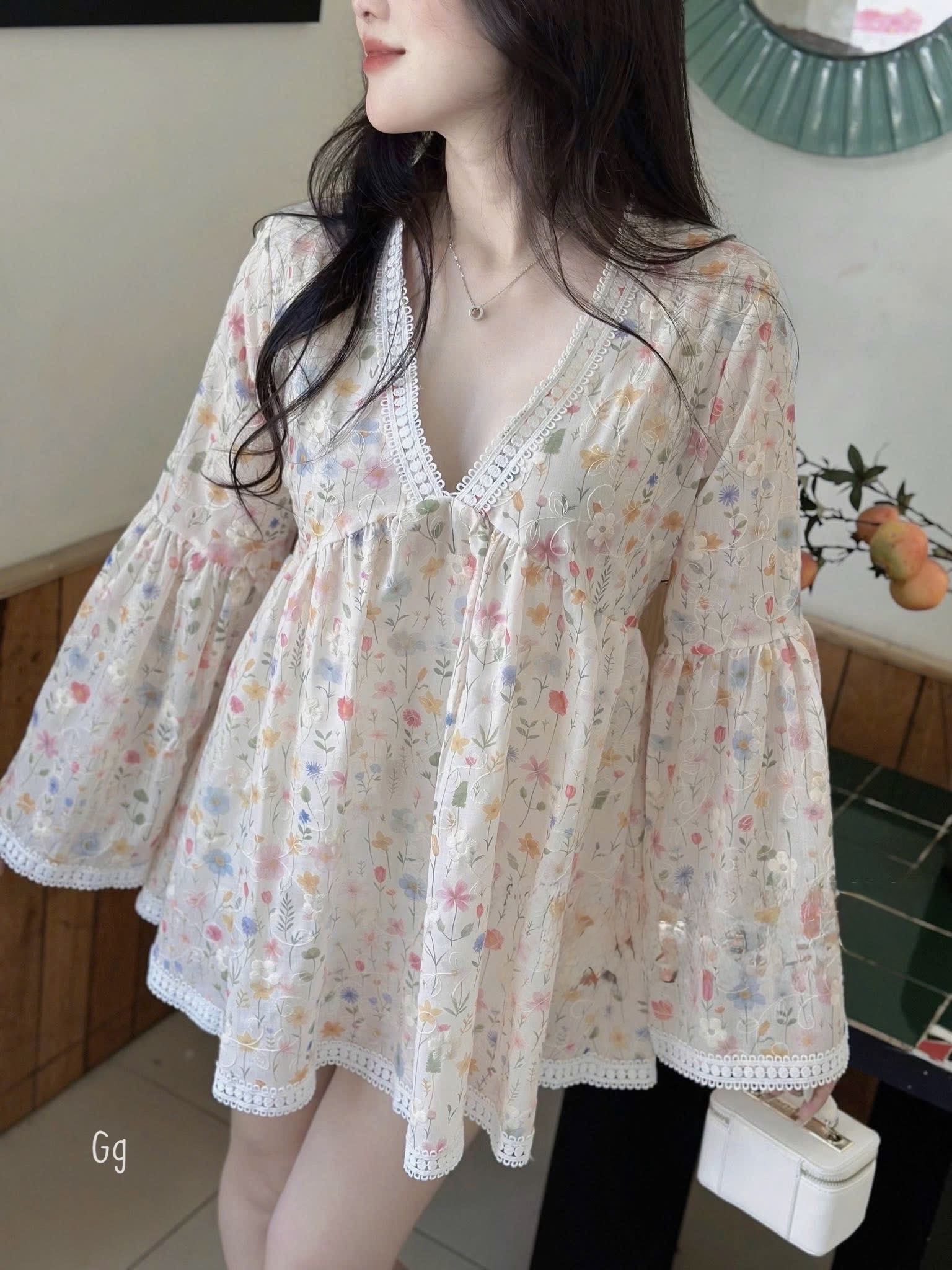 碎花印花V領迷你連身裙，喇叭袖（袖子没有蕾丝）