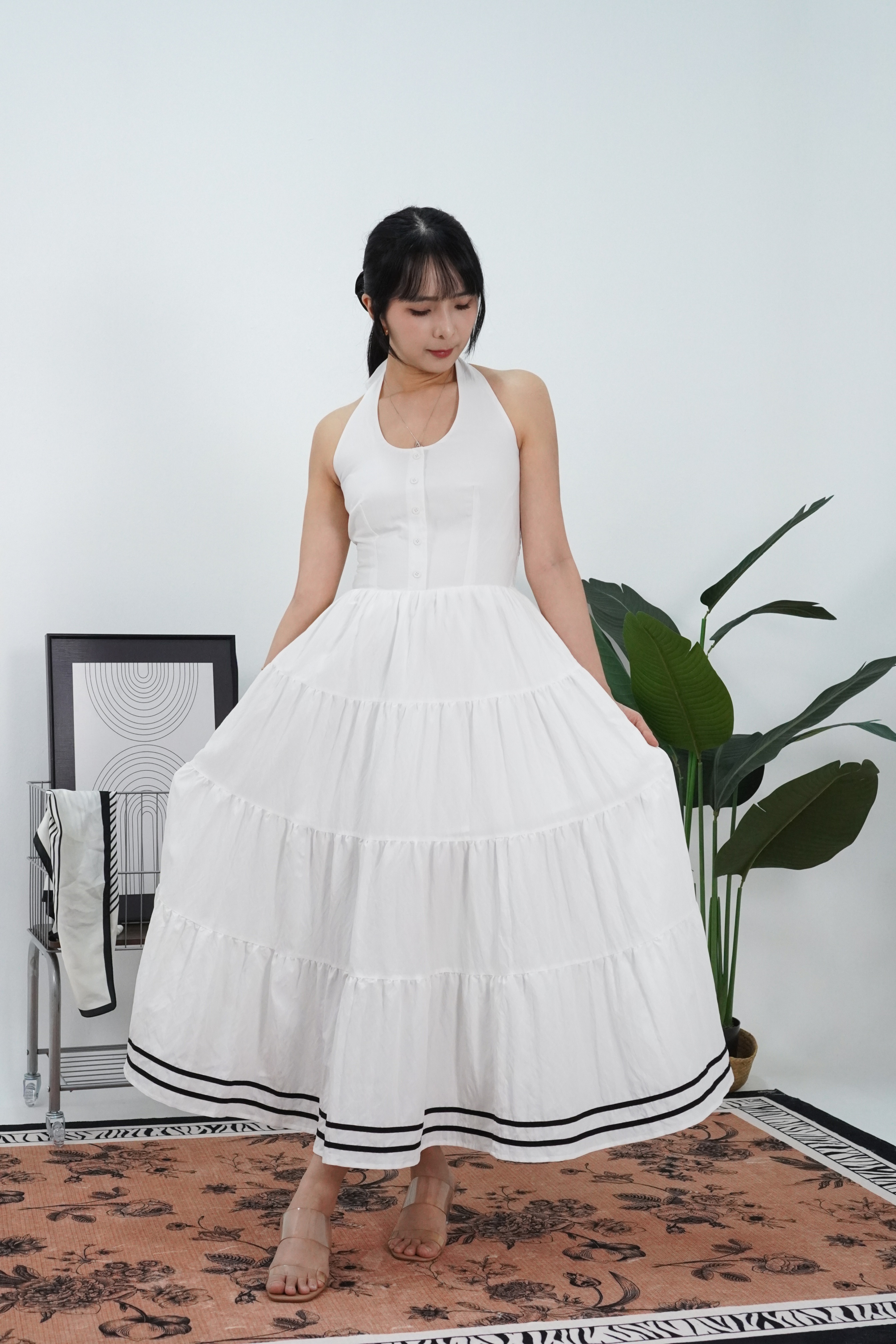 白色法式挂脖连衣裙