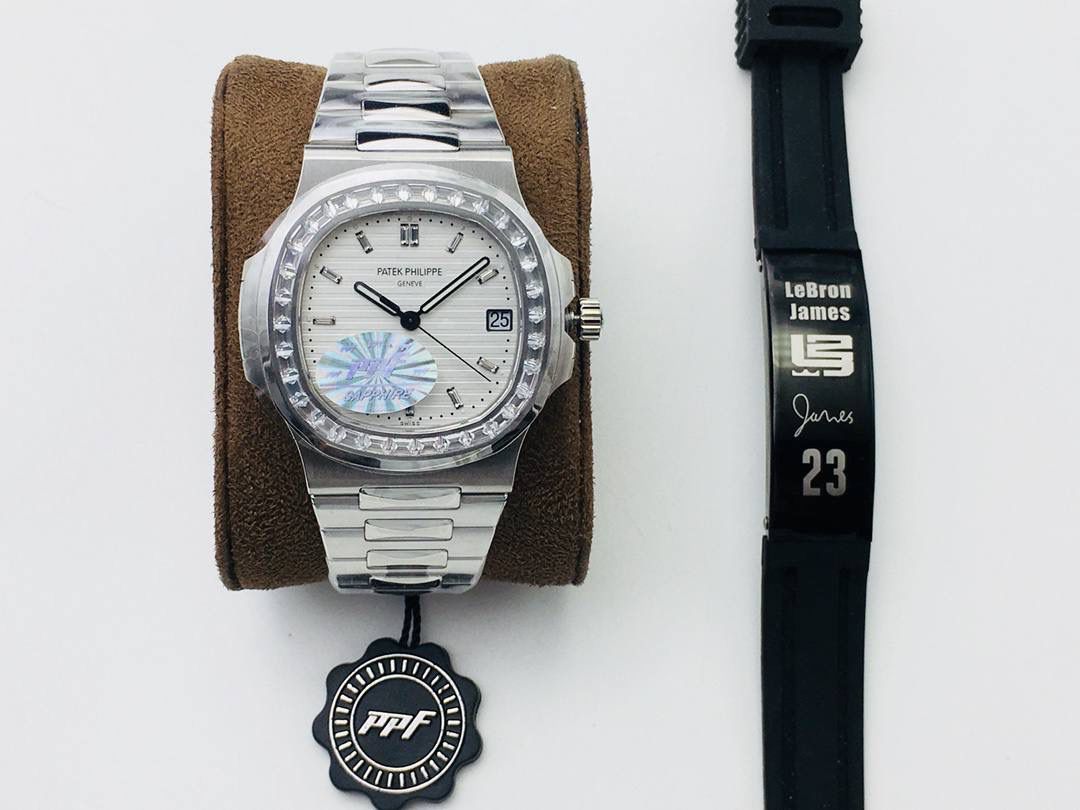 【PPF FactoryV4升级版强势来袭】百达 翡丽 璀璨方钻亮相了[色]第一款真正意义上的超级鹦鹉螺，震撼来袭！ 1⃣️全新修正的不锈钢表带，铰链部分根据真正的百达 翡丽鹦鹉螺不锈钢表带拆解开发，和正品一致的贴合效果，逆袭之前所有副本！ 2⃣️铰链开合角度和正品一致，锁毕声音和正品相同！ 3⃣️重点指出此次V4版的面盘在采用与真品一致的覆荧光涂层金质立体时标，特别突出的“蓝魅”面无限接近原版！ 4⃣️机芯方面是全新订制的修正版的一体芯Cal.324机芯，是目前唯一做到机芯的钢印与正品一样的雕刻工艺。 只有做到最好才配戴他去诗和远方！ PPF Factory 超级鹦鹉螺王中王！欢迎您的品鉴！