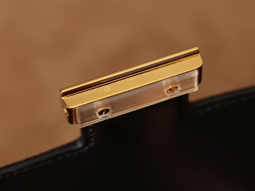 Hermes 爱马仕 #Constance 19黑色金扣👜✨ Epsom牛皮 单肩斜挎包 尺寸：19*15*4 cm 这款采用的是Epsom牛皮,纯原皮，和专柜用的是一个渠道的真皮 什么是Epsom牛皮？ 皮质：ep皮/手掌纹、一岁以上的公牛皮 软硬度：偏硬 纹理：皮面颗粒小的细腻皮纹，有点光泽感 特点：硬朗有细纹的牛皮皮质。细纹是进过后期处理的，比较硬质立体，长期贮存也不容易变形。自重轻，不易刮伤，非常耐磨实用。 所以每个H的款式用的皮都不一样，都是非常有讲究的✅