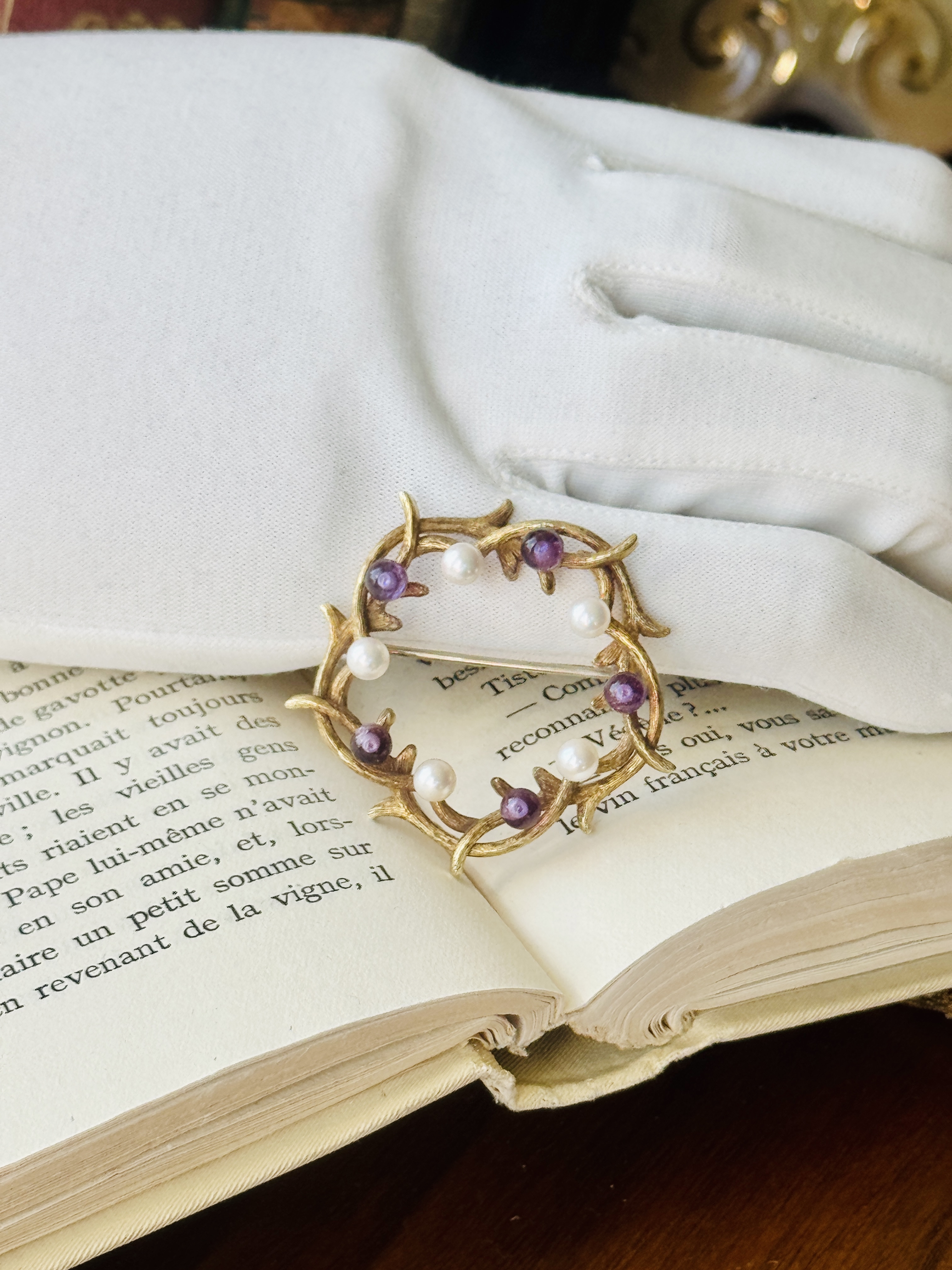 C.1950s Krementz Coral Wreath Purple and Glass Pearl Openwork Brooch (NZ129)