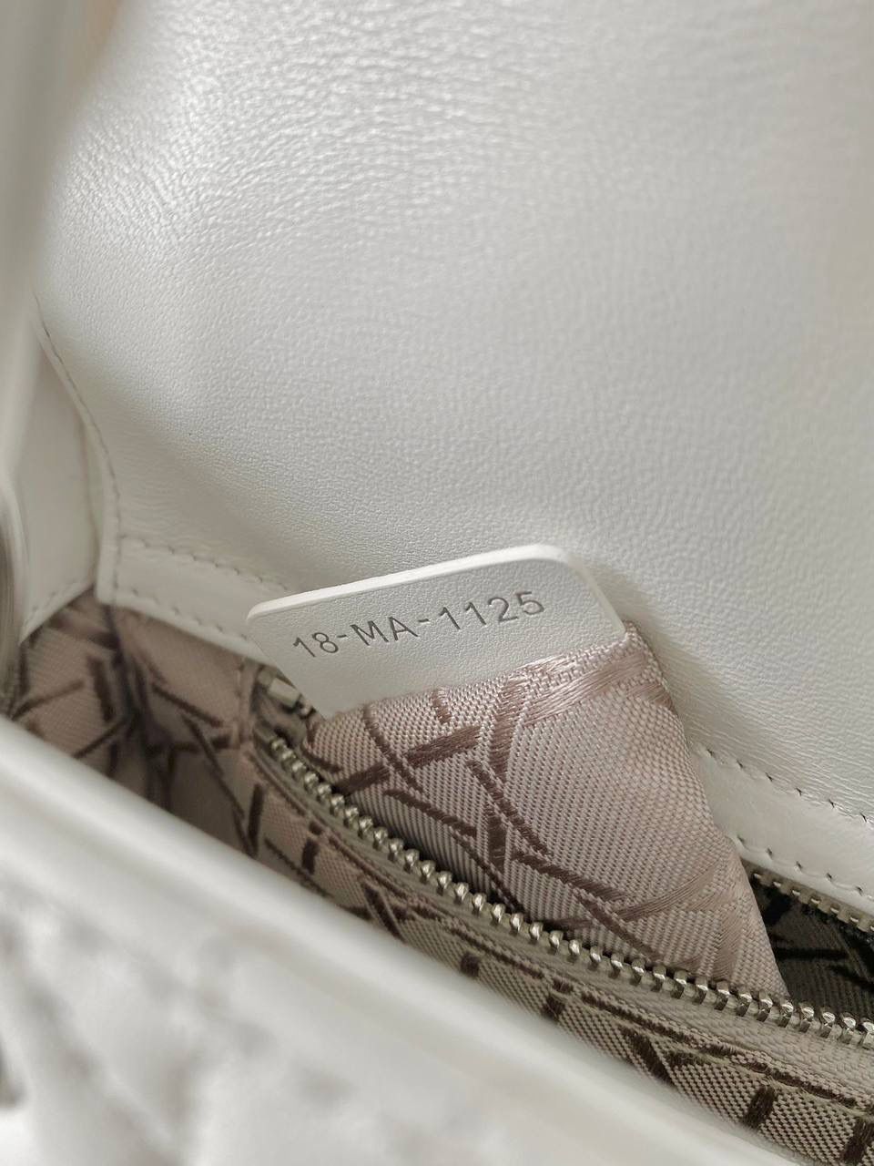 白银🎀𝗗𝗜𝗢𝗥 𝗟𝗮𝗱𝘆羊皮三格银扣🌟 女生必须要拥有的一只经典款 一年四季爆卖，老客每天都在补单 细腻柔软质感不是国内皮可以比的 进口原厂羊皮➕全钢五金，终极版 （标配两条肩带） size：17cm