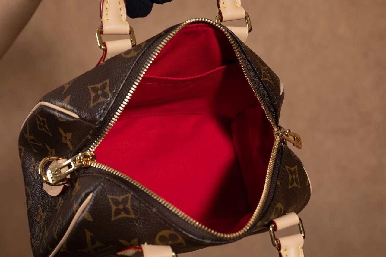LV Speedy Bandoulière 20 枕头包👜💕 经典 Speedy 小号真的太可爱了！ Monogram 老花帆布＋牛皮饰边，质感一看就很 LV～ 小小一颗但很能装，日常出门刚刚好。 Size：20 × 13 × 12 cm 小巧可爱，但实用度在线 💖
