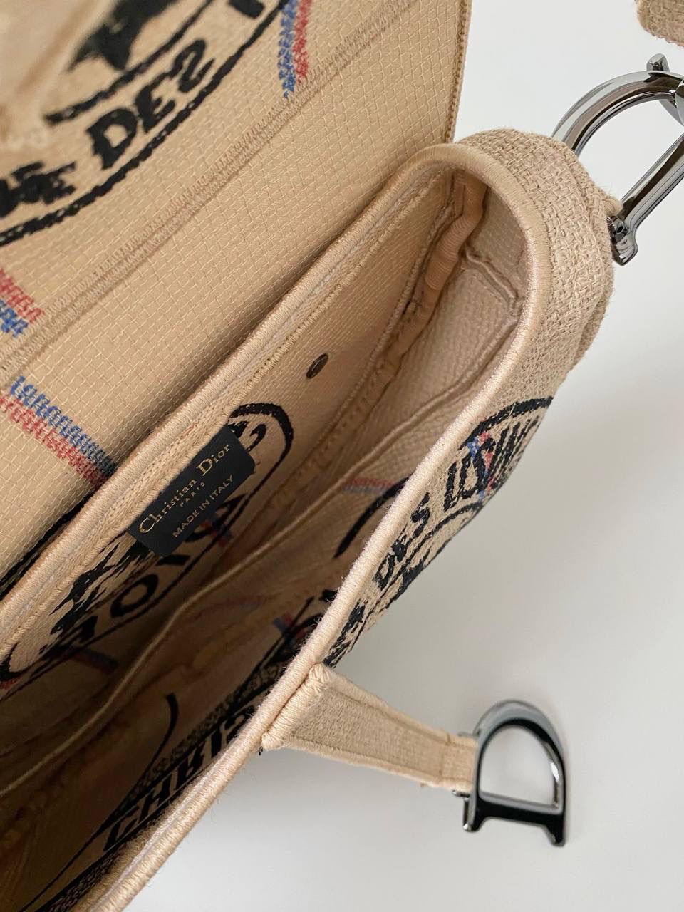 🈶徽章，马鞍包 𝗗𝗜𝗢𝗥 最新家族徽章系列 黄麻帆布材质和刺绣工艺结合 回归自然本真，穿上素雅白长裙 清新的度假气息是夏天独有的味道啊 25.5×20×6.5cm #8006m