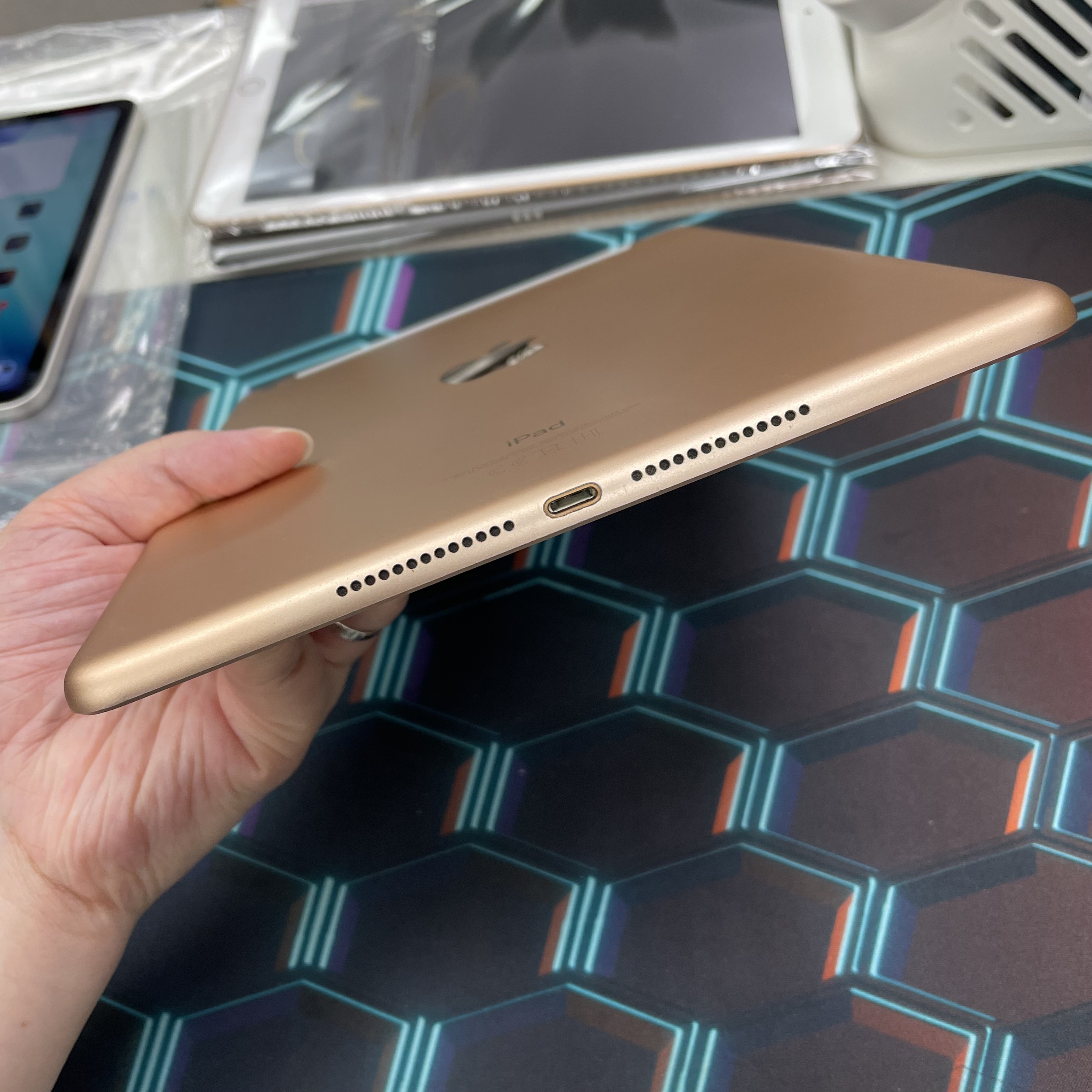 *639381 iPad 6 勁靚機 128GB 插卡版 粉色 pink