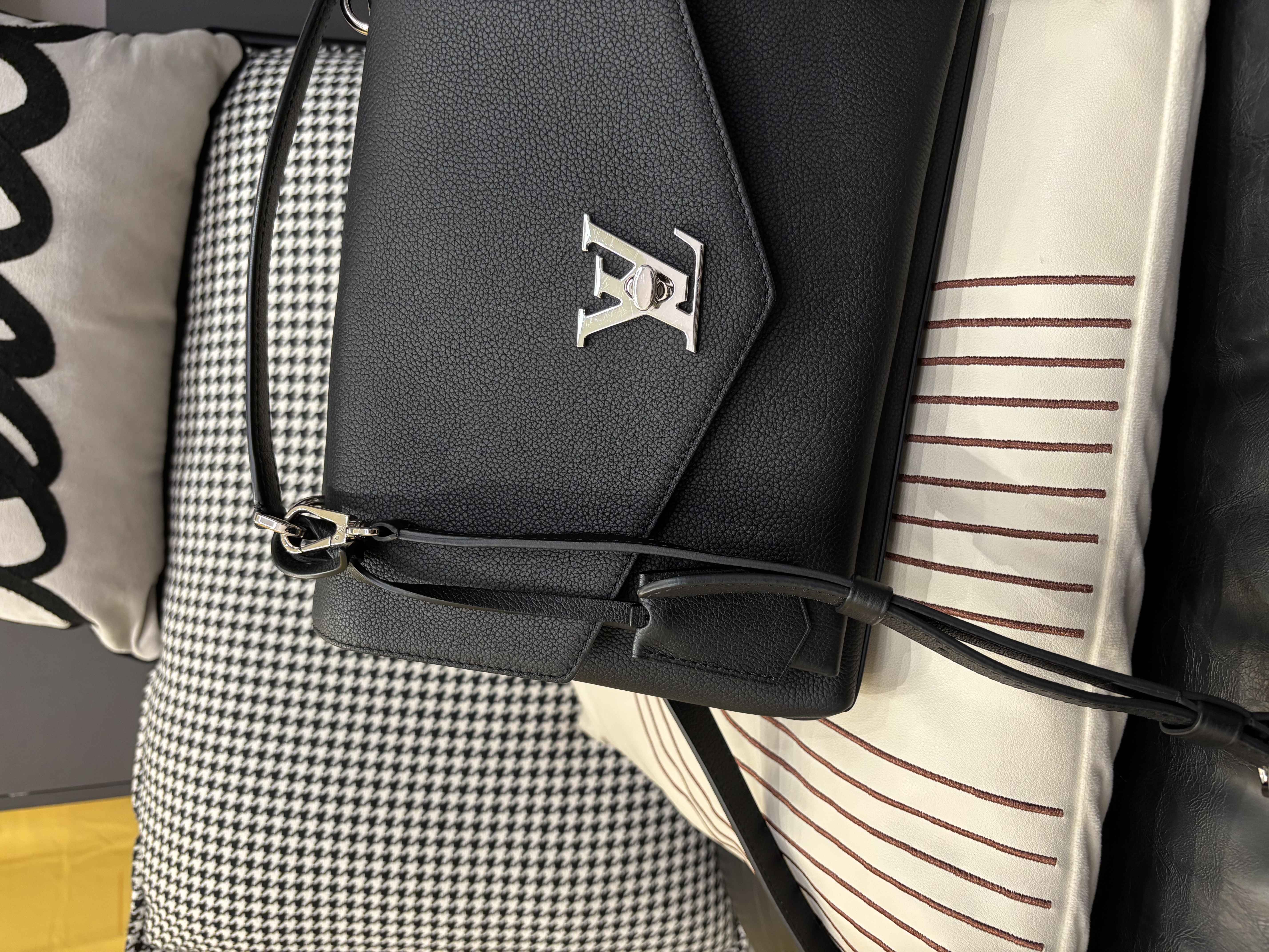 Lv MYLOCKME 2way bag M54849 黑色小牛皮 ,100%Authentic,98%new  ✅Dust bag✅肩帶