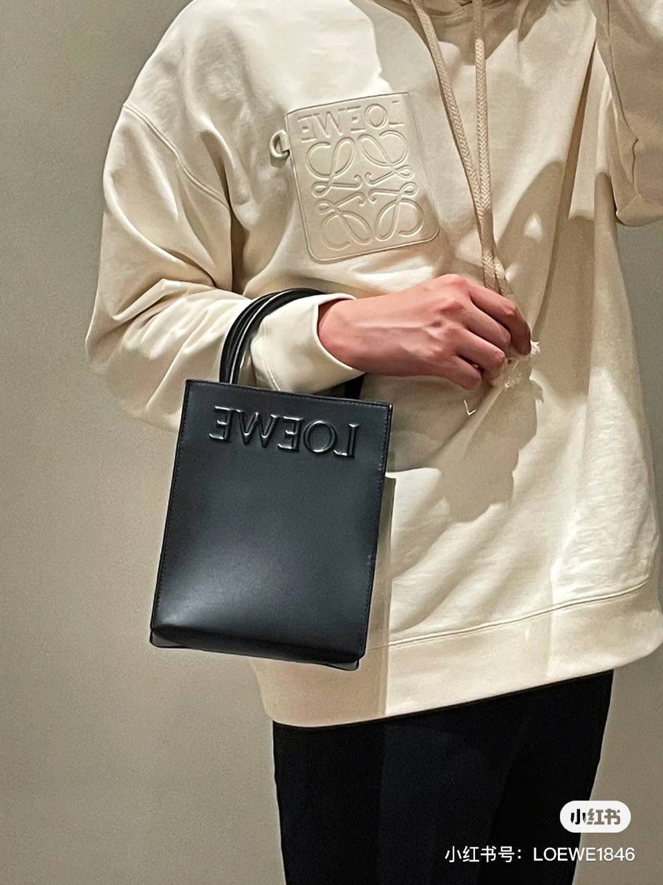 Standard A5 Tote手袋/黑色😍 小号尺寸:21-17-6cm 编码:652307 采用底部信封结构，可通过顶部提手或可拆卸肩带携带，油亮牛皮革制成，正面饰有徽章压纹，内衬人字纹棉纺布衬里。