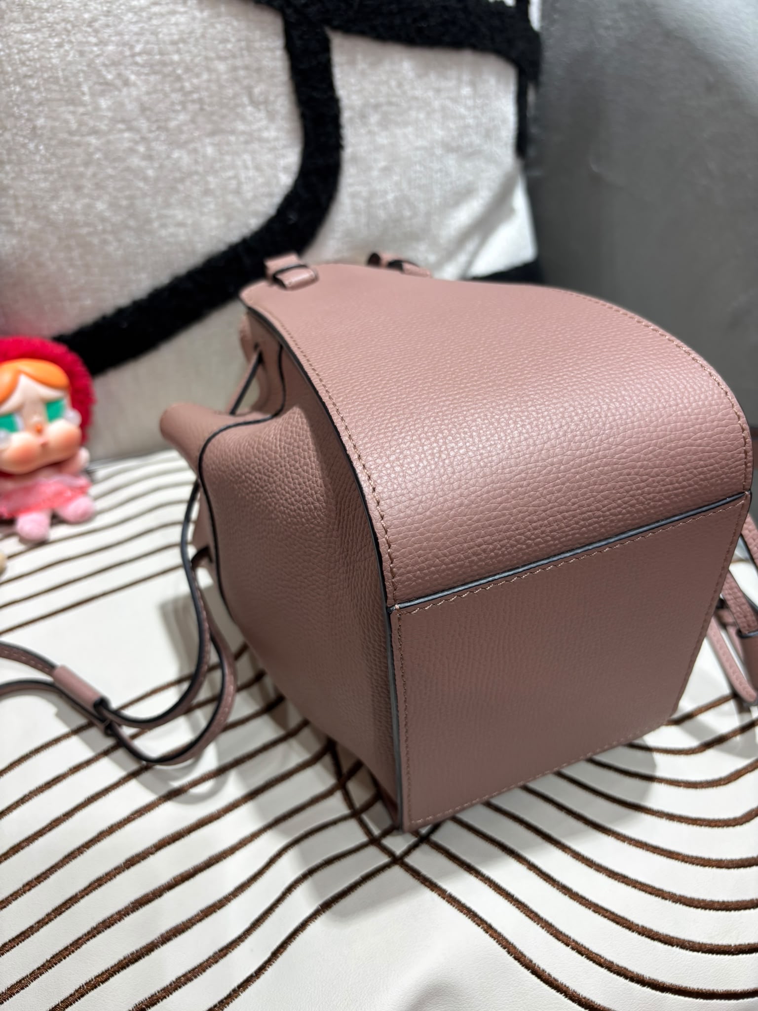 Loewe mini hammock 粒粒牛皮 100%Authentic, 98%New ✅Dust bag