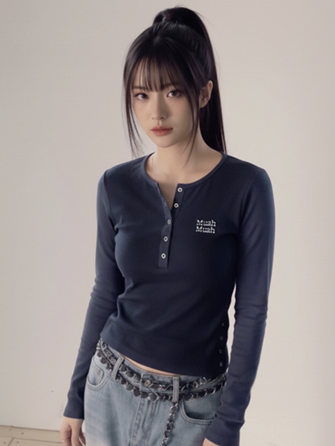 MuahMuah HENLEY NECK SLIT CROP LONG SLEEVE T-SHIRT