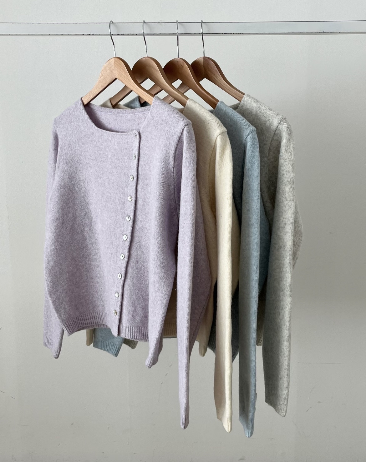 ♡ 排排鈕圓領上衣。