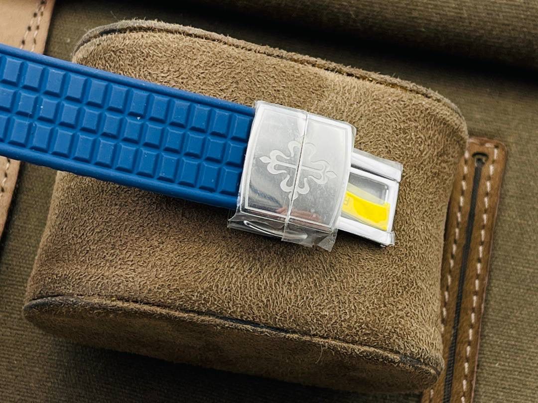 最强版本来袭 百达.翡丽AQUANAUT女装款石英系列，打造市面最佳副本，带来全网最佳体验，英姿飒爽，典藏奢华！欢迎女神品鉴！ 1⃣️【表壳】 1.腕表尺寸35.6 毫米X 9.5毫米！圆润的八角形表壳与原装一致，保持着复古的造型和精湛的做工。 2.旋入式把头设计和实心底盖结构吻合与原版。 3.表圈镶嵌46颗顶级施华洛世奇水晶（1克拉）表壳镶嵌88颗顶级施华洛世奇水晶（1.91克拉） 2⃣️【精彩细节】 1.采用与原装一致的天然复合橡胶（Tropical）材质，经久耐磨，可抵抗海水侵蚀和紫外线辐射。 2.完美克隆Aquanaut经典式折叠式表扣，即使在非常细小的拐角处上也做有倒角润饰，确保还原正品般的舒适感。