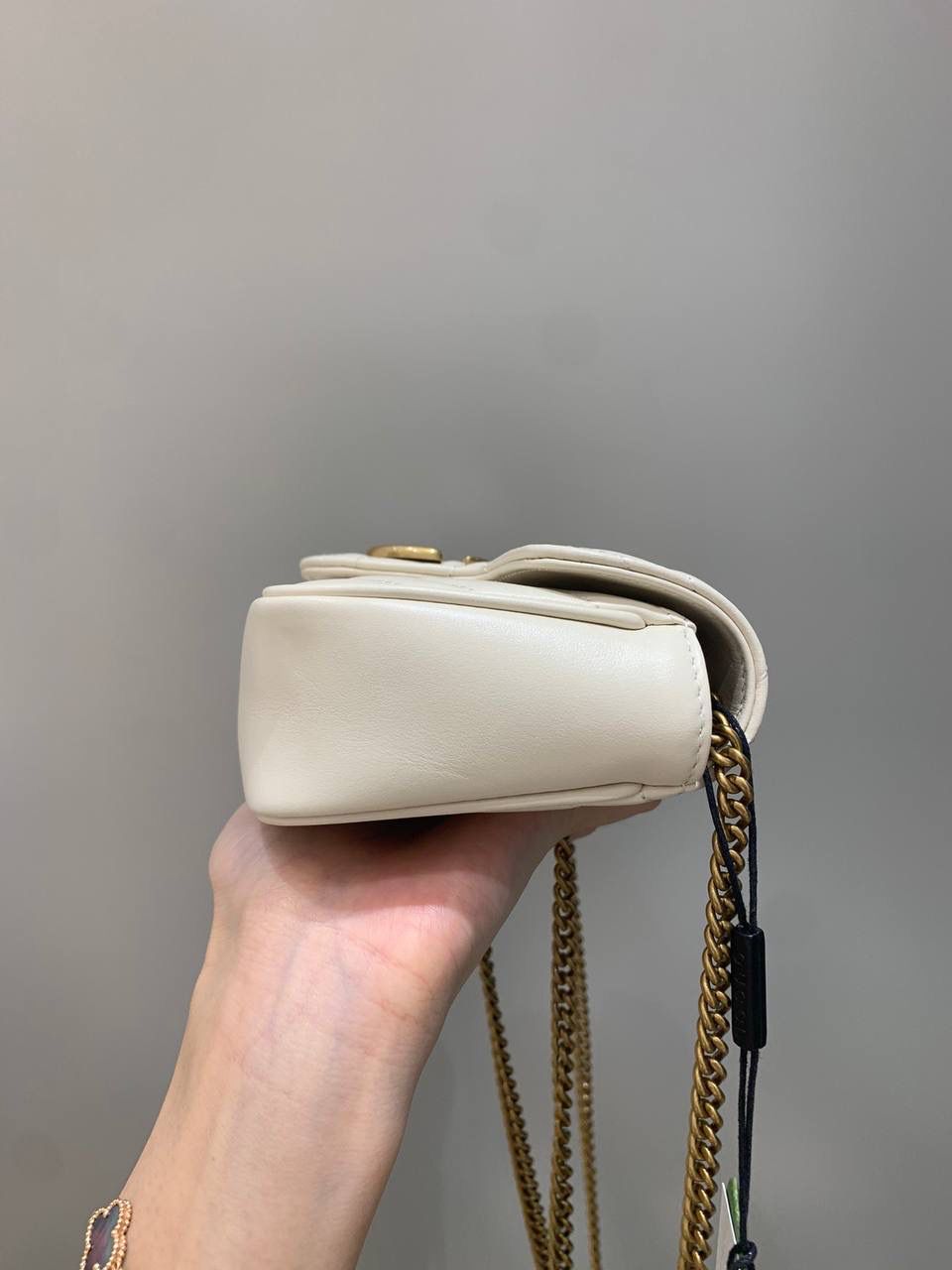 新背景实拍正品级 。经典款白色16.5cm‼️ 黑色销量第一的话那白色绝对稳居榜单第二、夏天超级热卖，基本人手一个，奶白奶白的颜色，简单干净舒服，皮质五金都是最好级别的，恰到好处的复古调调，很有质感‼️ 型号476433；尺寸16.5/10/4cm