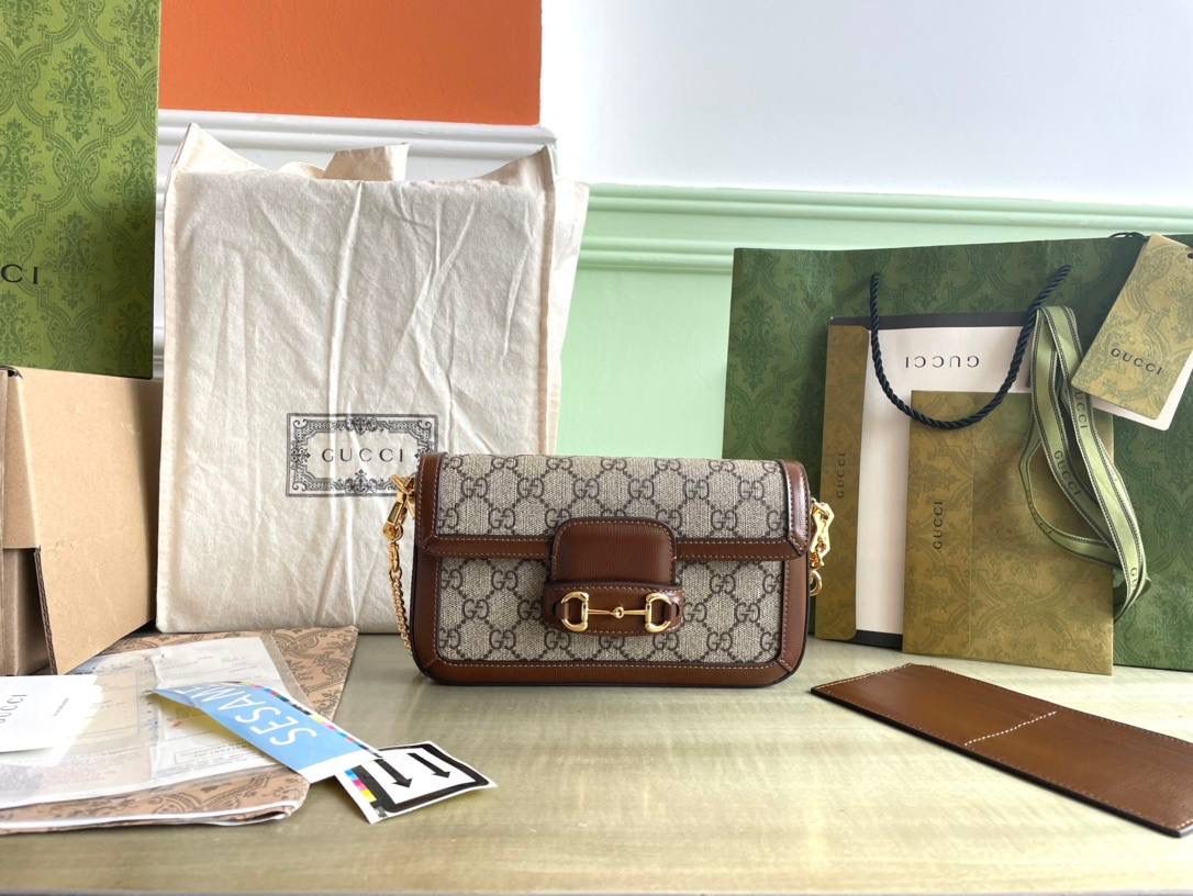 👜g752002：尺寸：12.521.53cm！gucci horsebit 1955系列从品牌典藏设计中汲取灵感，在六十余年前的早期设计细节中融入现代精髓。马衔扣元素的设计灵感源自品牌马术本源，由双环和长条形两个元素构成，至今已经成为品牌极具辨识度的标志性元素之一。这款迷你手袋配有一个可拆卸卡片袋，流露百搭魅力。🔥✨