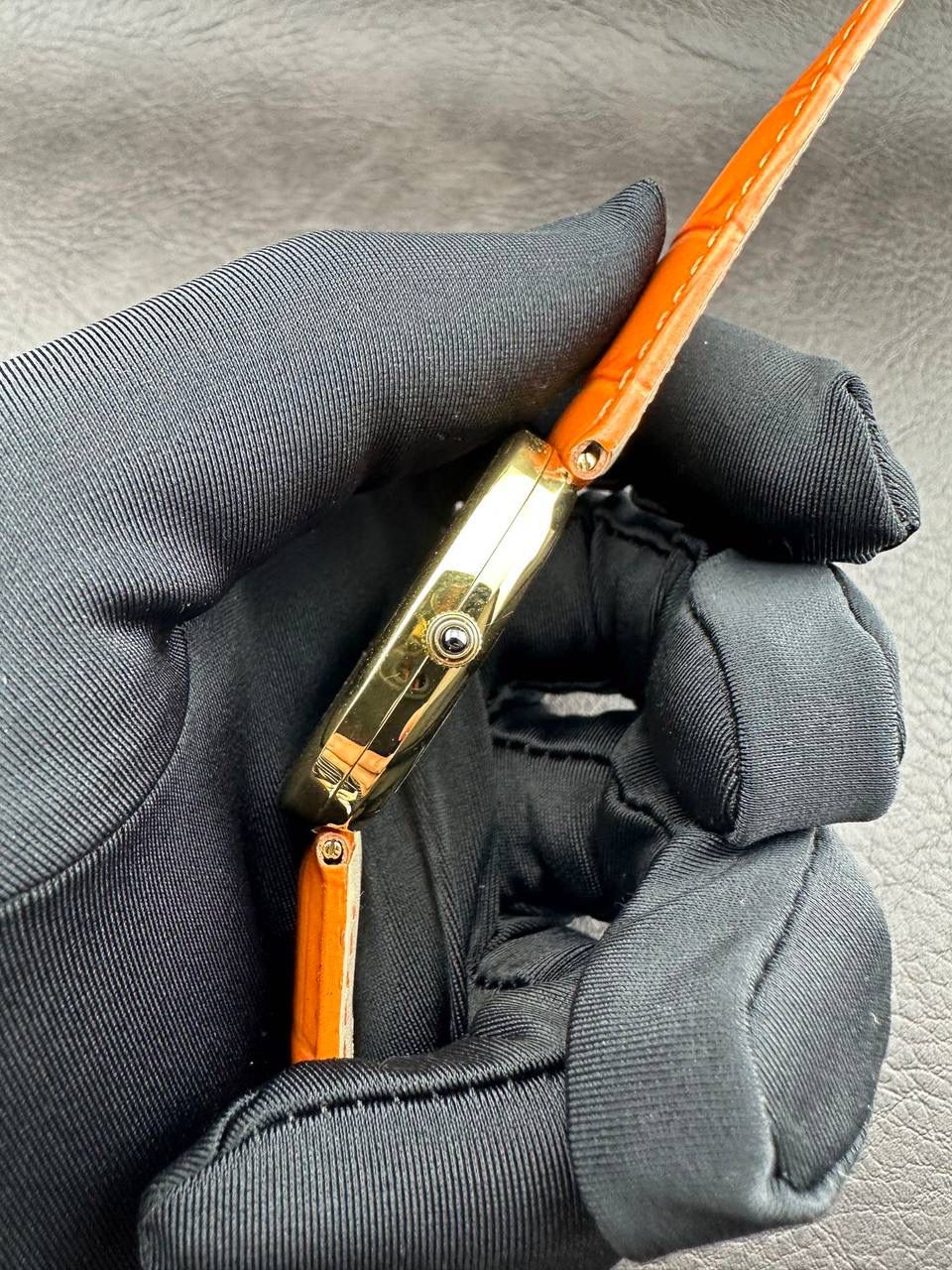 PP➕ Factory2025新品首发｜百达5738系列 68克配重版 复刻经典，更胜经典——GOLDEN ELLIPSE 黄金椭圆腕表重磅登场！ ✅ 黄金分割美学重塑：遵循1:1.6181经典比例，34.5MM×39.5MM椭圆表径搭配7.7MM纤薄厚度，复刻古典韵味与佩戴舒适度。 ✅ 316L精钢表壳：介于圆形与矩形之间的别致椭圆轮廓，还原原版线条张力，质感细腻出众。 ✅ 3D立体云贝母表盘：专属浮雕打印工艺，折射神秘深邃光泽，告别市面暗淡平庸款，上手自带高光。 ✅ 定制进口小牛皮表带：21X16尺寸对版原配，搭配同型椭圆表扣，与表壳设计遥相呼应，贴合手腕更显格调。 ✅ 9015精准机芯：走时稳定精准，兼顾实用性与耐用性，日常佩戴无压力。 PP➕不做“远观款”，只为呈现最接近原版的真实佩戴体验——从细节质感 to 上手触感，每一处都经得起近距离审视，让经典韵味在腕间完美延续！