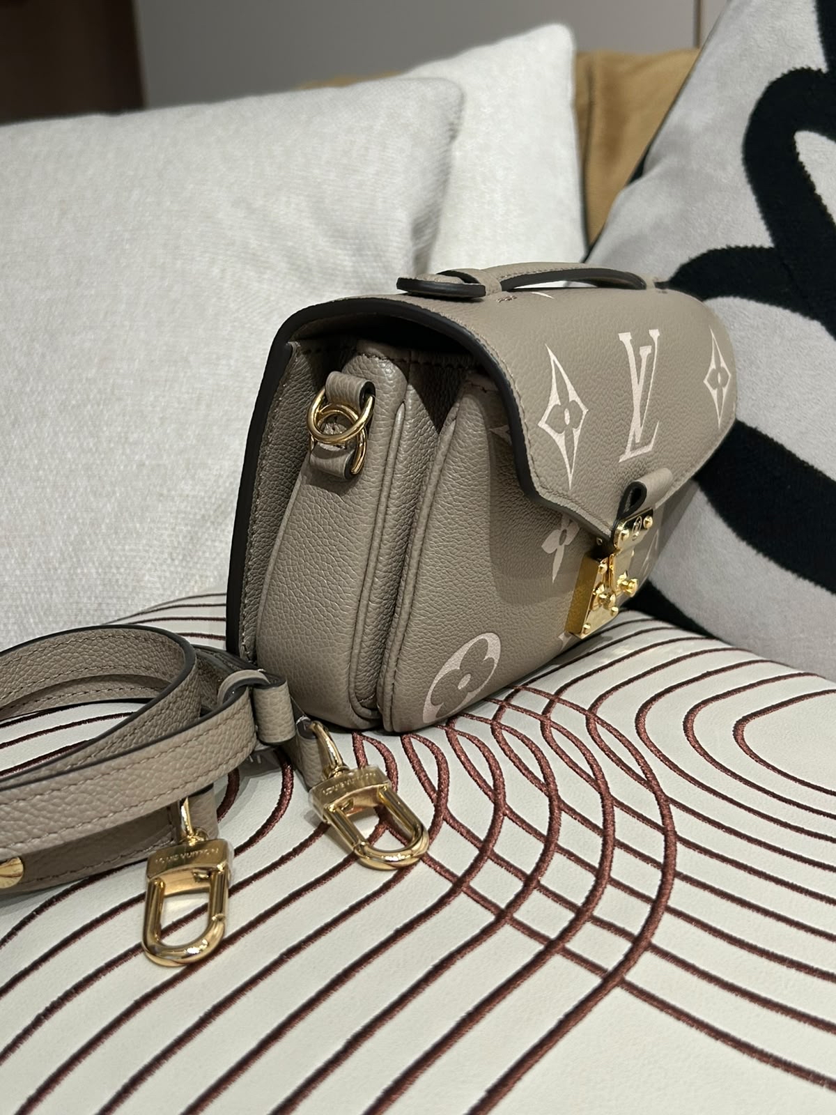 Lv Metis east west 100%Authentic,98%new ✅dust bag  