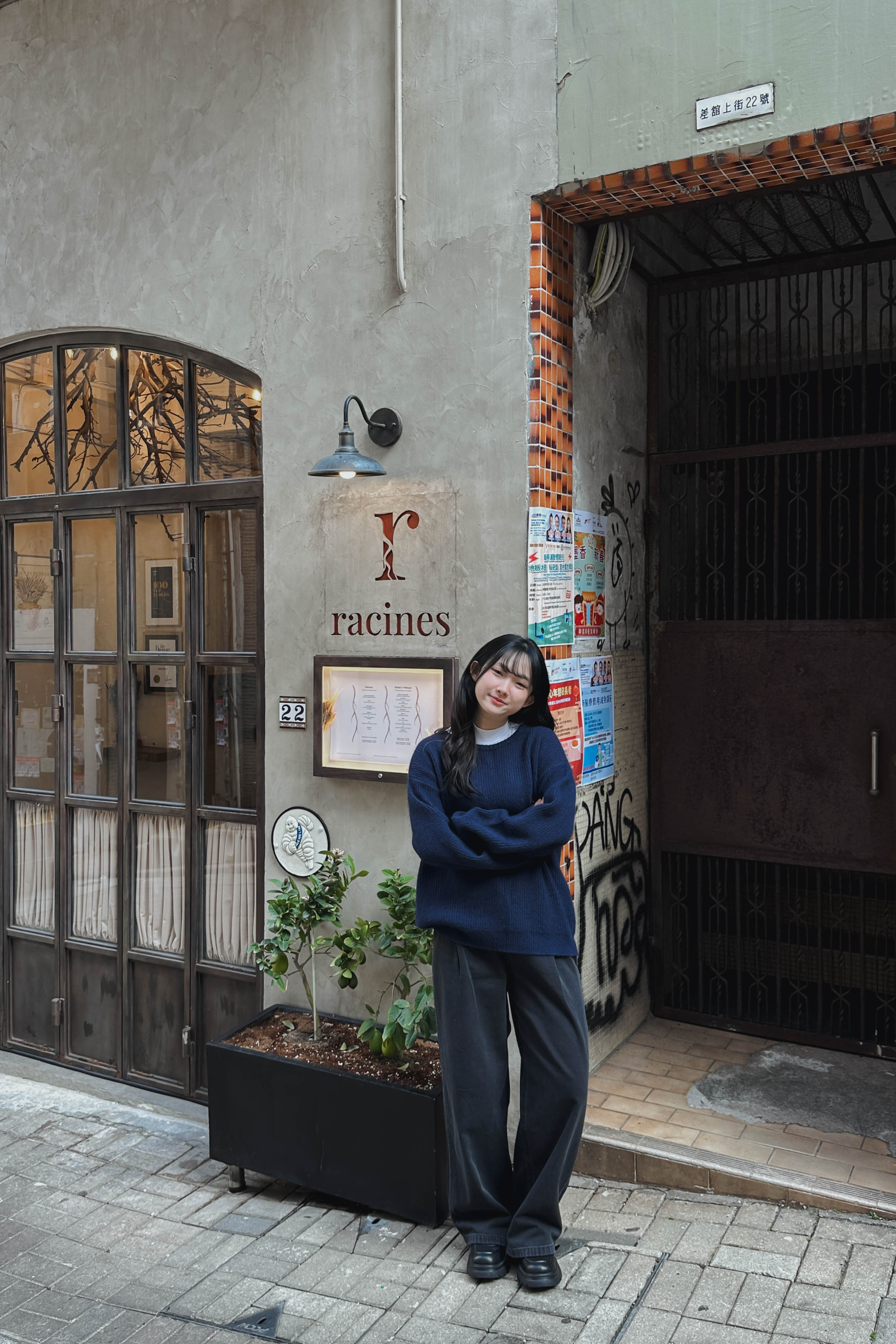 365日！炭黑修盆骨皺褶牛仔褲