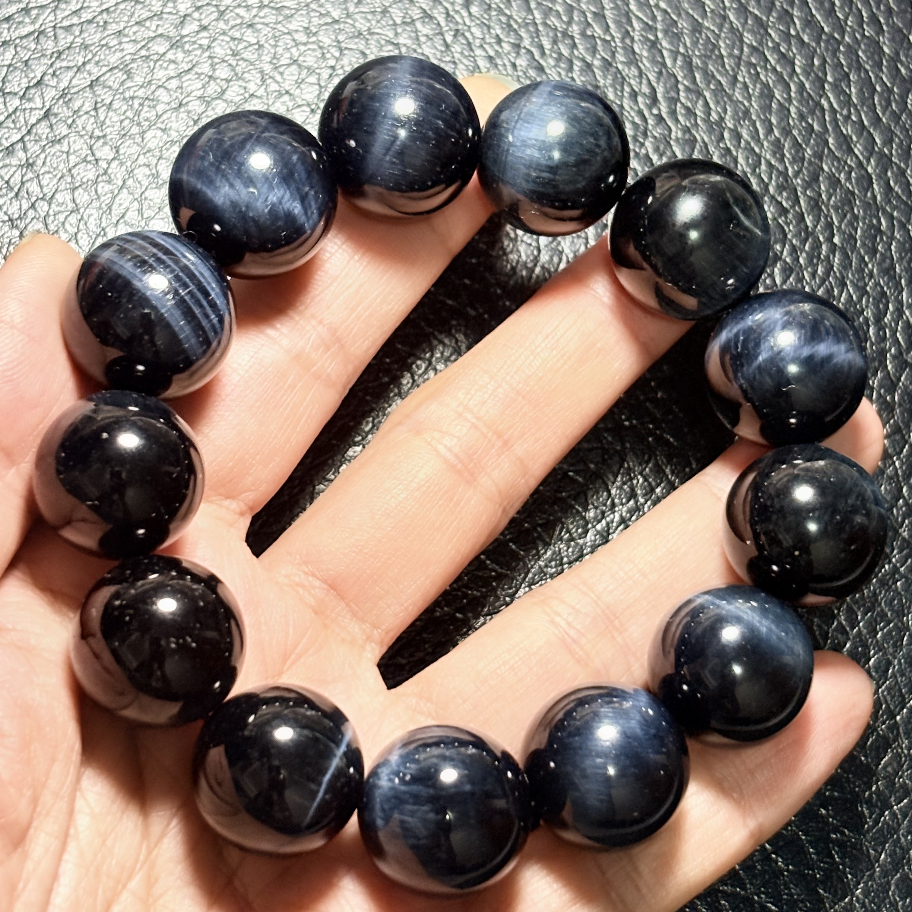 藍虎眼石手串 No.3583 | 規格：18 mm珠17cm 手圈丨附送證書