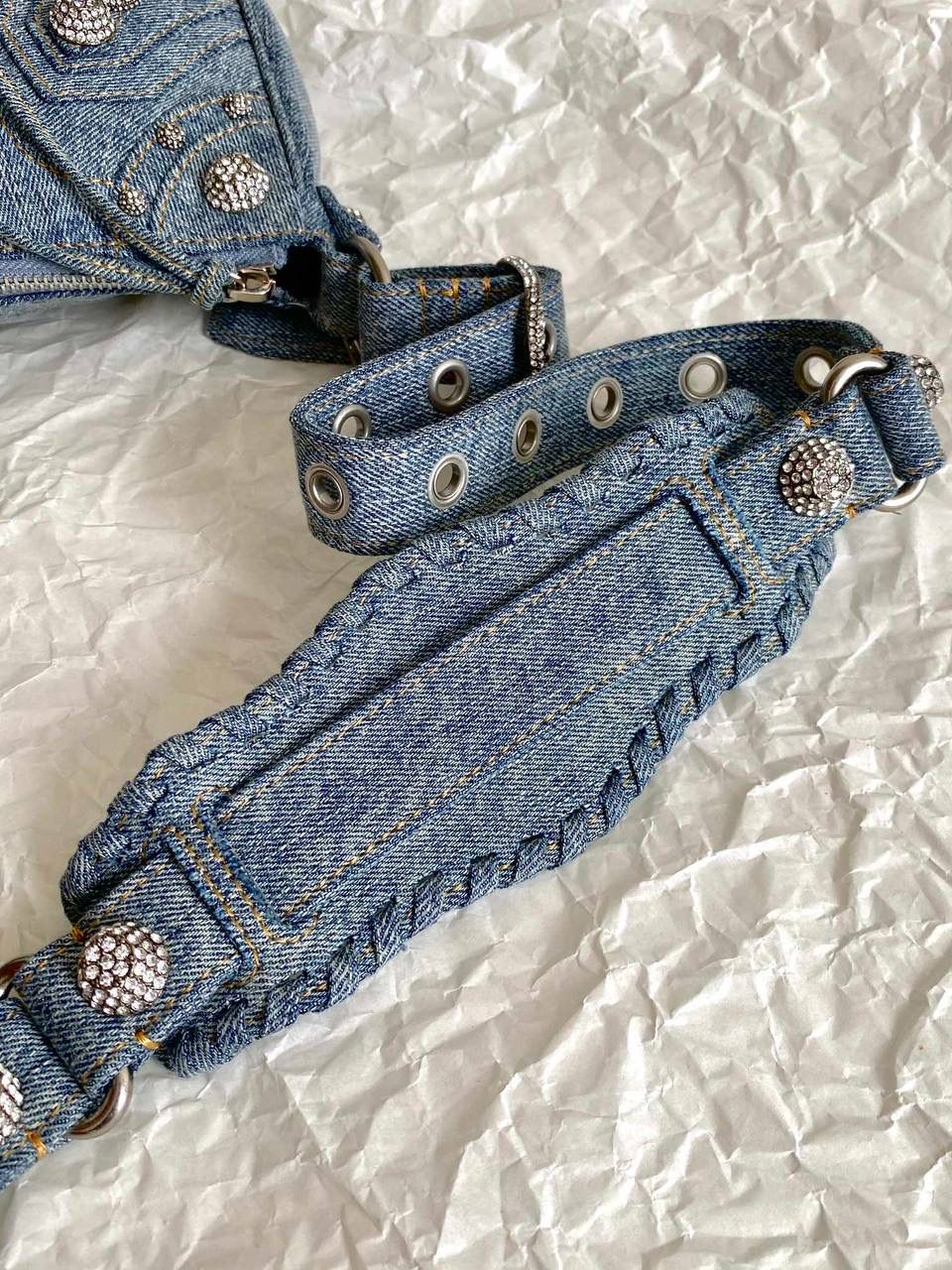 牛仔带钻S/33cm 🔹 ba1enciaga Le Cagole半月包饺子包机车包 今年牛仔很忙很忙，超级大爆款！ 牛仔➕带钻五金➕机车包 这三大元素拼一起就一个字，绝 ZP对色牛仔⚠️独家对版满钻五金⚠️ 姐妹们冲鸭～ S：33×16×8.4cm671307m XS：26×16×10cm671309m